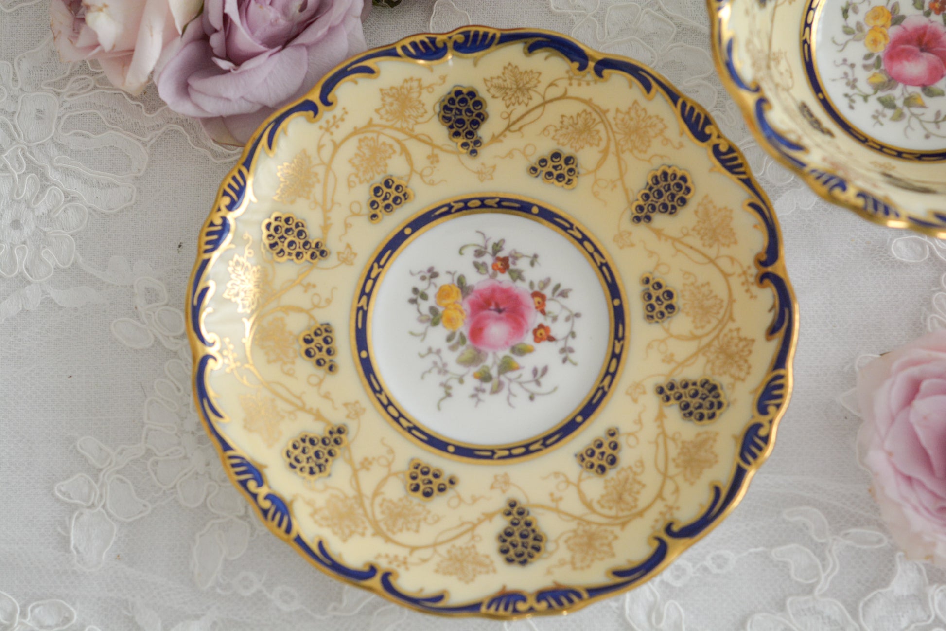 コールポートの1800年代の作品のリバイバルシリーズのオールドコールポートシリーズ。色々なお品がリバイバルされています。こちらはアデレードシェイプのリバイバル。ハンドルはアデレードシェイプハンドルではなくリングハンドルで、素磁も厚めに作られています。ロココリバイバルスタイルの優雅なデザインが美しいです。葡萄やフルーツ、お花の模様が大変豪華で美しいお品です。