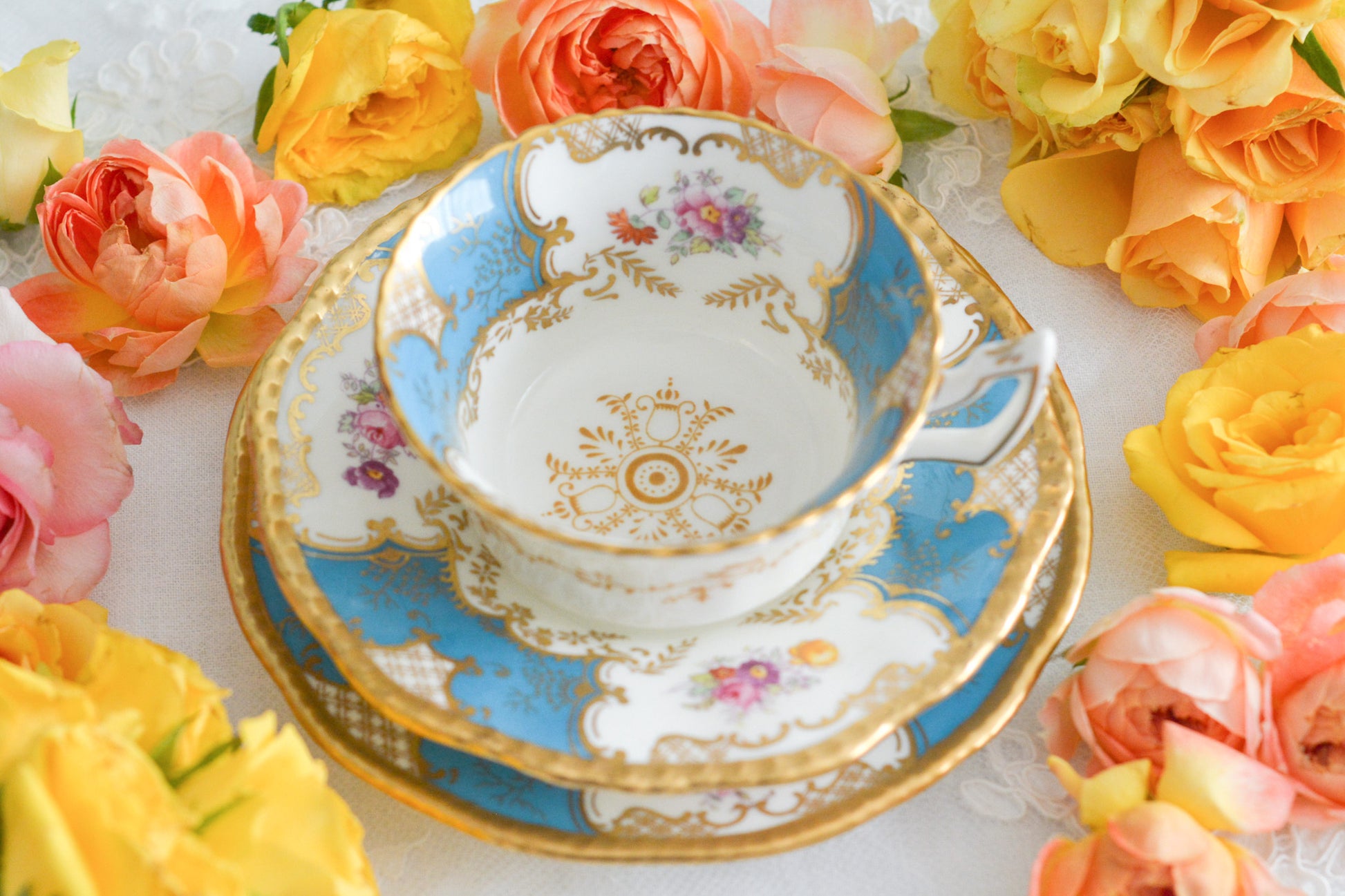 英国アンティーク、コールポートの代表作馬ットウィングシリーズの幻のカラーと言われるターコイズブルーのティートリオ。キラキラと宝石のように輝く美しいカップです。