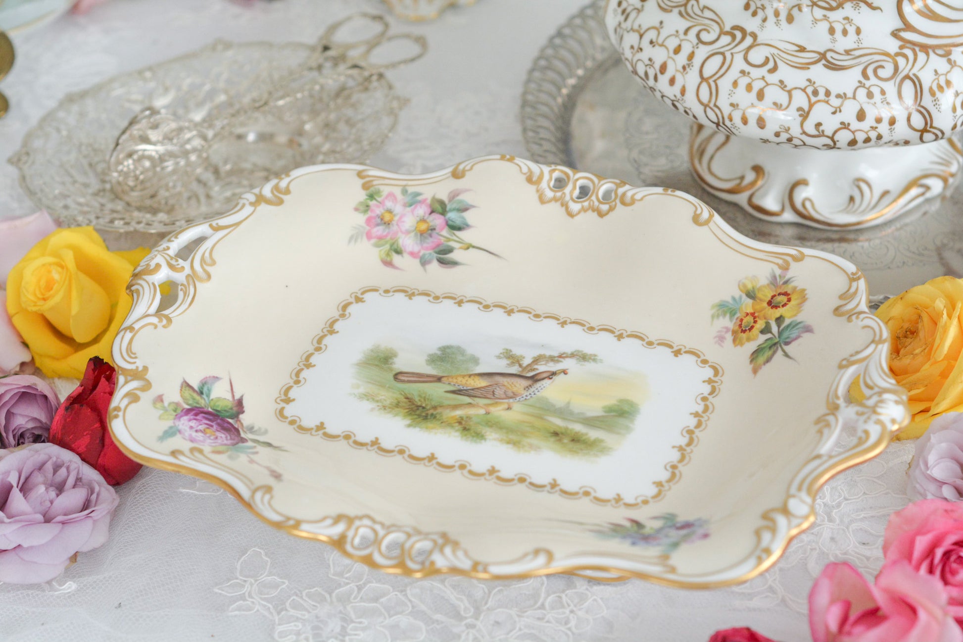 ダベンポートの素晴らしいタッツァがやってきました。お花と中央には鳥が丁寧に描かれています。描かれている鳥はイギリスでターリングと呼ばれているムクドリで、食べ物を捕まえている様子がイキイキと描かれています。イギリスのお庭にお邪魔したようなそんな気分になるタッツァです。フルーツや英国菓子をのせたくなりますね。