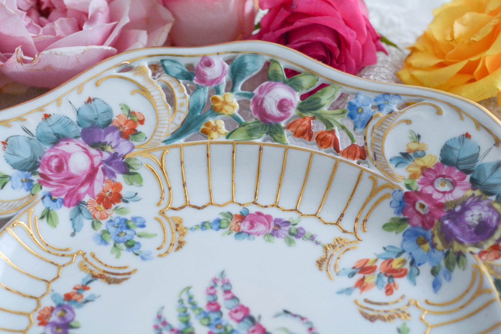 花文字でマリーアントワネットの頭文字MとAが描かれた美しいプレートです。透かし模様のお花や金彩もハンドペイントで丁寧に描かれています。豪華な雰囲気がマリーアントワネットの世界観にぴったりなお品です。バックスタンプはカールティーメのものではなく、お調べがつきませんでした。フランスセーブル窯のバックスタンプにも似ています。ただ、とても丁寧に作られていて、この企画展にふさわしい大変美しいお品です。