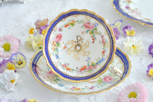 コウルドンの春爛漫な雰囲気のカップ&ソーサーです。ハンドペイントで描かれた花々が大変美しく、春のウキウキした雰囲気が伝わってきます。ソーサーのバックスタンプにはブラウンウエストヘッドムーアの記載もあり、ブラウンウエストヘッドムーアからコウルドンの過渡期に製造されたお品と推察しております。お花の季節のティータイムにぴったりなお品です。春のティータイムをこのカップと楽しんでみませんか?お揃いのデザートプレートも別で掲載しています。