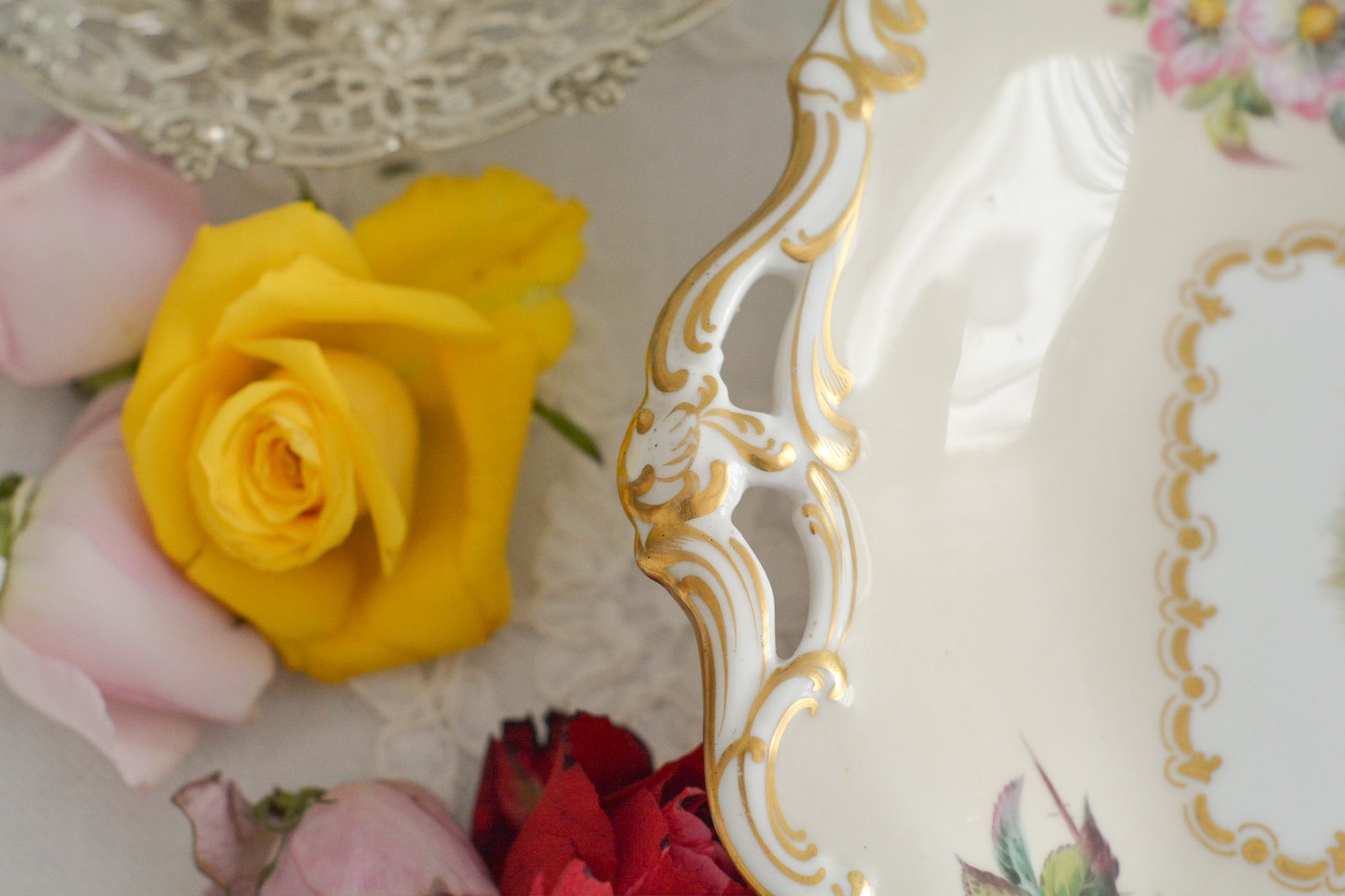 ダベンポートの素晴らしいタッツァがやってきました。お花と中央には鳥が丁寧に描かれています。描かれている鳥はイギリスでターリングと呼ばれているムクドリで、食べ物を捕まえている様子がイキイキと描かれています。イギリスのお庭にお邪魔したようなそんな気分になるタッツァです。フルーツや英国菓子をのせたくなりますね。