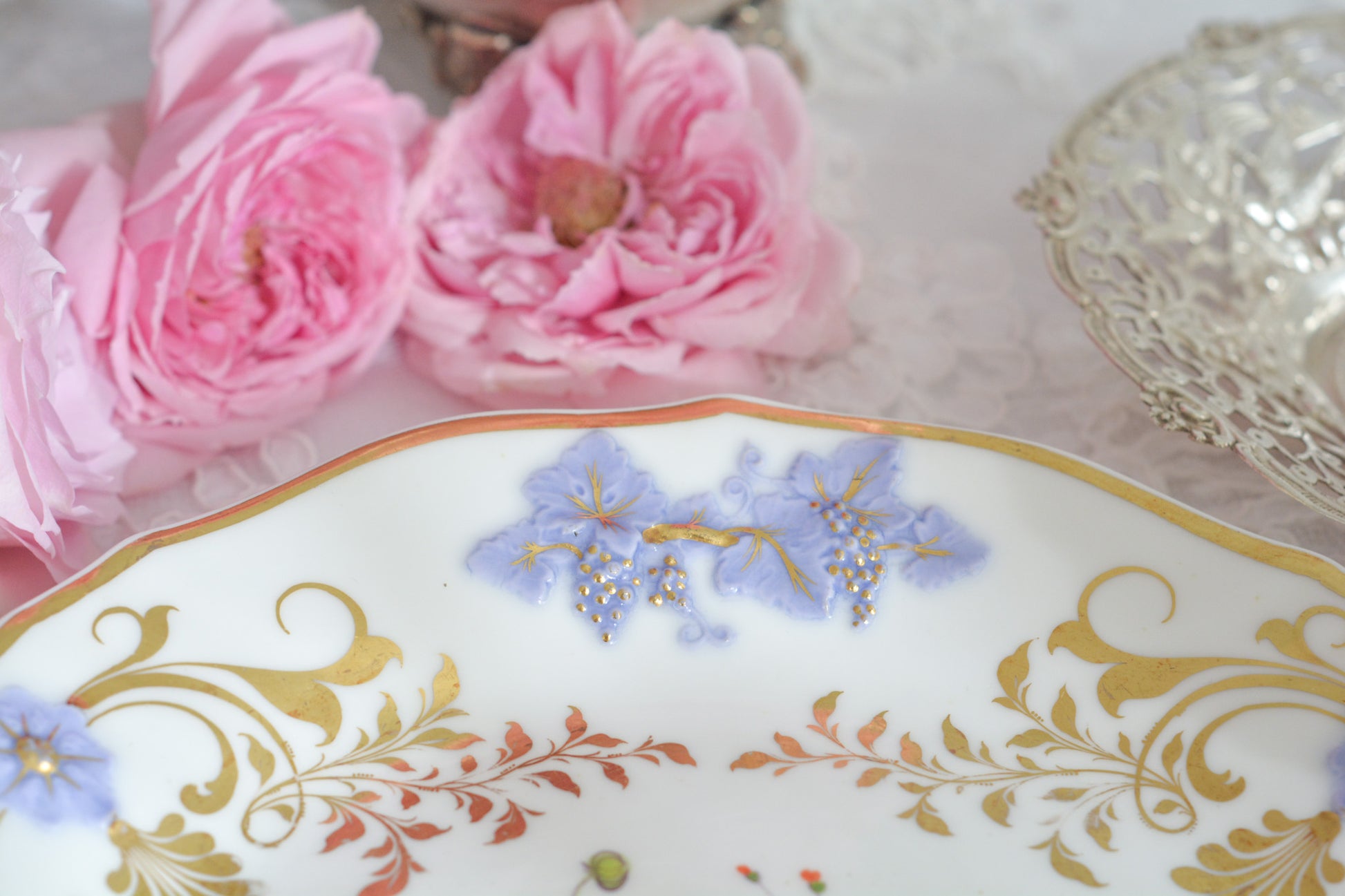 H&Rダニエルは1822年から1846年までという短い期間しか製造していないのですが、とても素晴らしい磁器を作っていたメーカです。 数がとても少なく、なかなか見つけることが難しいのですが「出会えたらいいな」と日々探していてこのプレートに巡り会えました!中央に描かれたお花は繊細なタッチで描かれています。縁の立体的な葡萄とお花の装飾はパープルブルーと金彩で彩られています。 この美しいプレートでティータイムをお楽しみいただけたら嬉しいです。