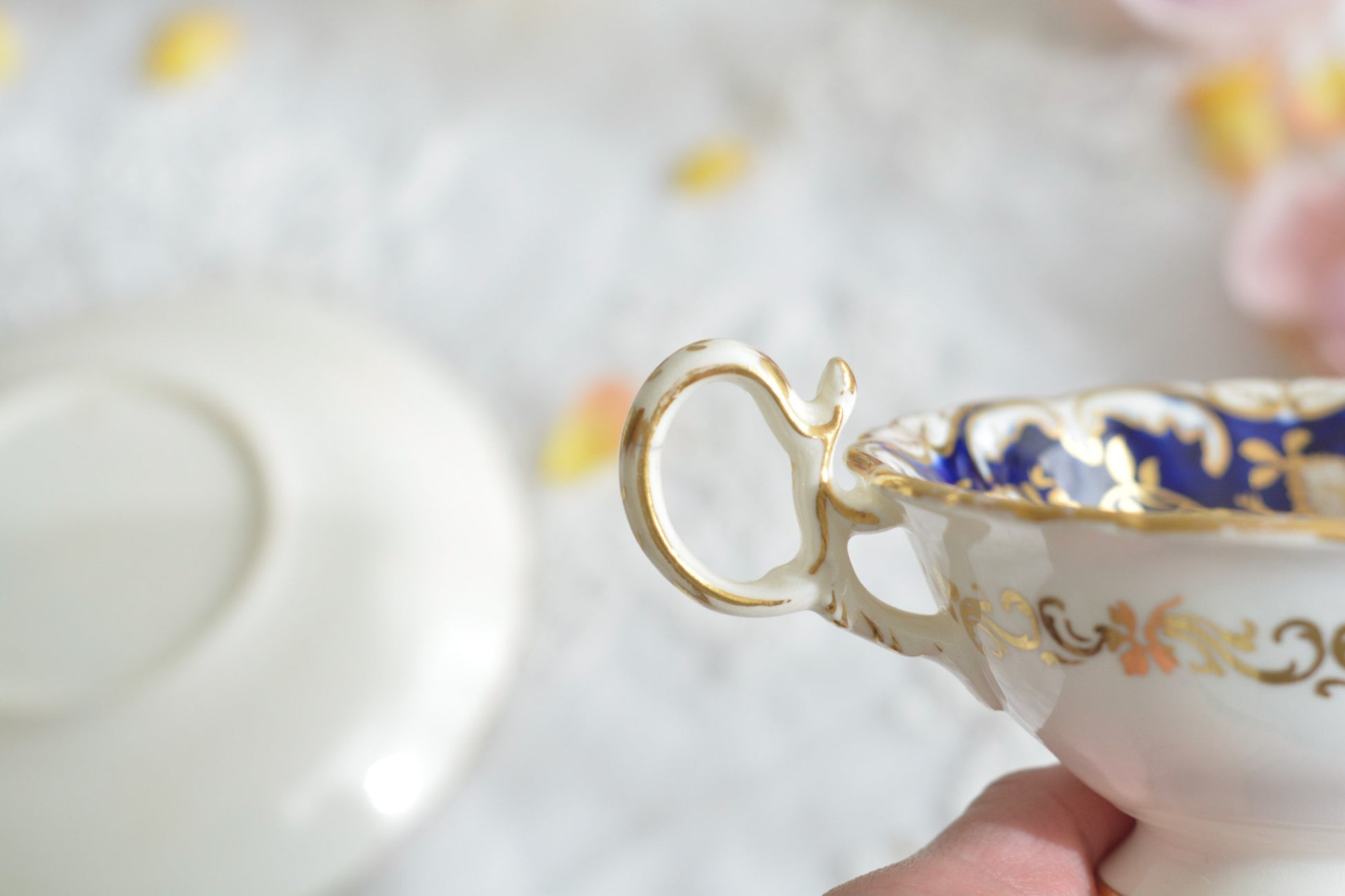 コバルトブルーに金彩の葉っぱ模様が大変美しい、コールポートアデレードシェイプのカップ&ソーサーです。優美なシェイプは大変美しく、重厚感がありながら繊細さも感じるお品です。カップに1ヶ所古いヒビが入っているためお値打ち価格になっています。ヒビはあるものの、ロココリバイバルの大変美しいカップです。