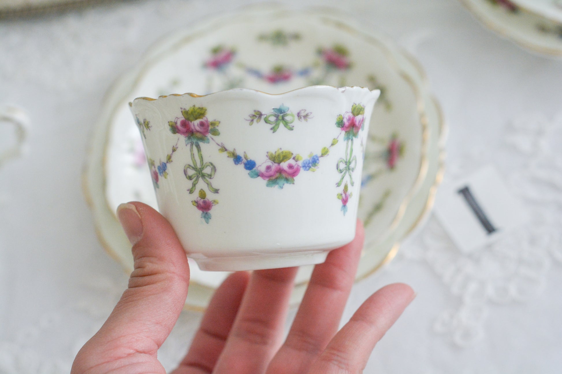 コリンウッドのリボンにバラのガーランドがとっても可愛らしいティートリオ、ミルクジャグ、スロップボウル、デザートプレートがやってきました!ハンドペイントで色つけされたバラやリボンを眺めているだけで気持ちが上向きになる可愛らしさです。ぜひ春のティータイムに。プルダウンから、単品ご選択頂けます