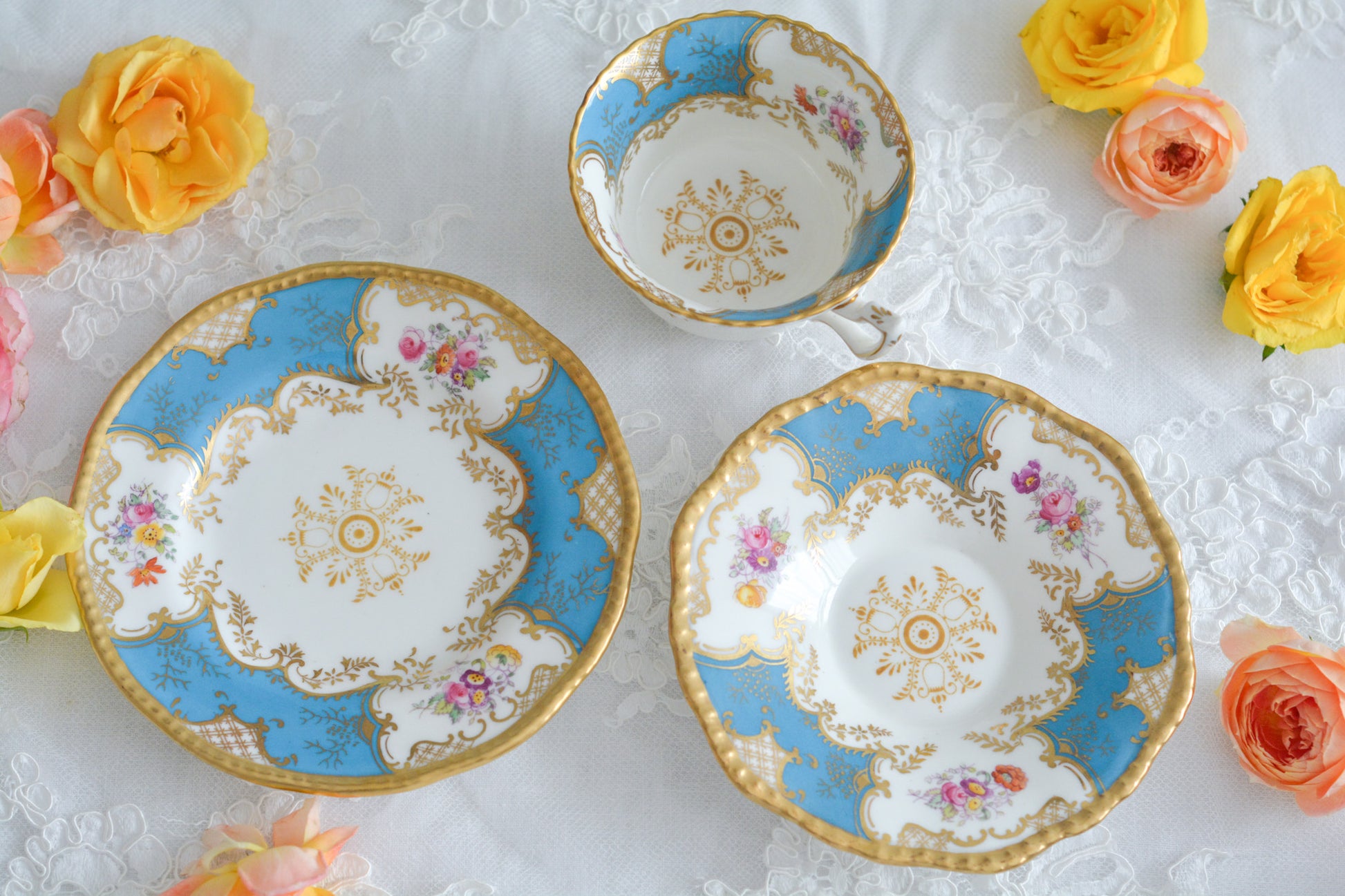 英国アンティーク、コールポートの代表作馬ットウィングシリーズの幻のカラーと言われるターコイズブルーのティートリオ。キラキラと宝石のように輝く美しいカップです。