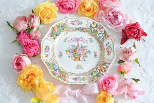ブルーのリボンにお花いっぱいのバスケットが丁寧に描かれて、透かし模様の花々も大変美しいプレート。カール・ティーメのハンドペイント技術の素晴らしさが良くわかります。華やかで可憐なプレートでティータイムをお楽しみいただけましたらとても嬉しく思います。キャビネットに飾っておいてもお部屋が華やぎます。