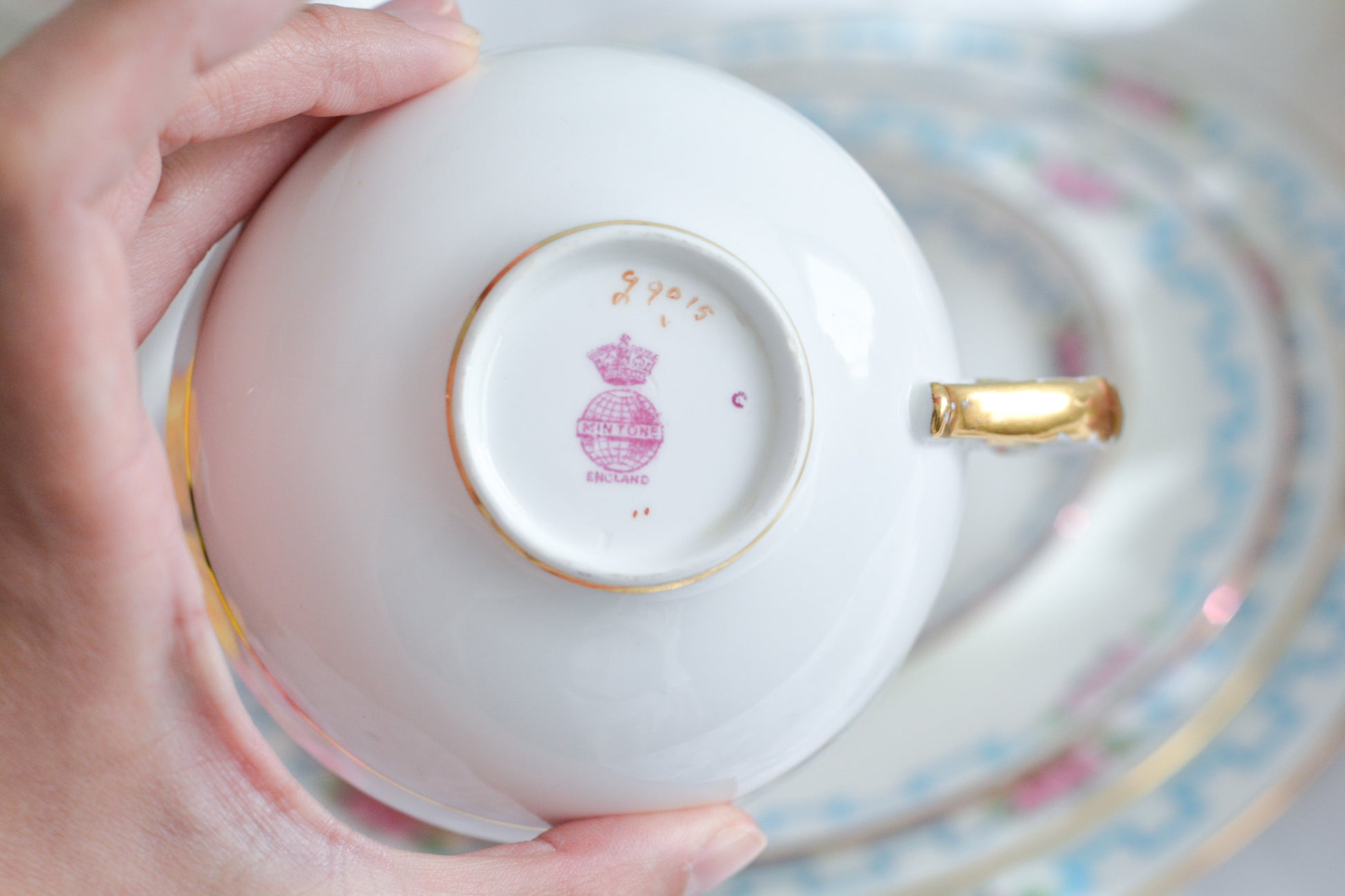 ミントンブルーのリボンに可憐な薔薇の模様が可愛らしいティーセット。カップ&ソーサー、サイドプレート、ランチョンプレート、ディナープレートのお得なセットで、どのシーンにも対応できるセットです。お茶やお食事などこのセットでお楽しみください。大きなプレートはサービングプレートとしても活躍します