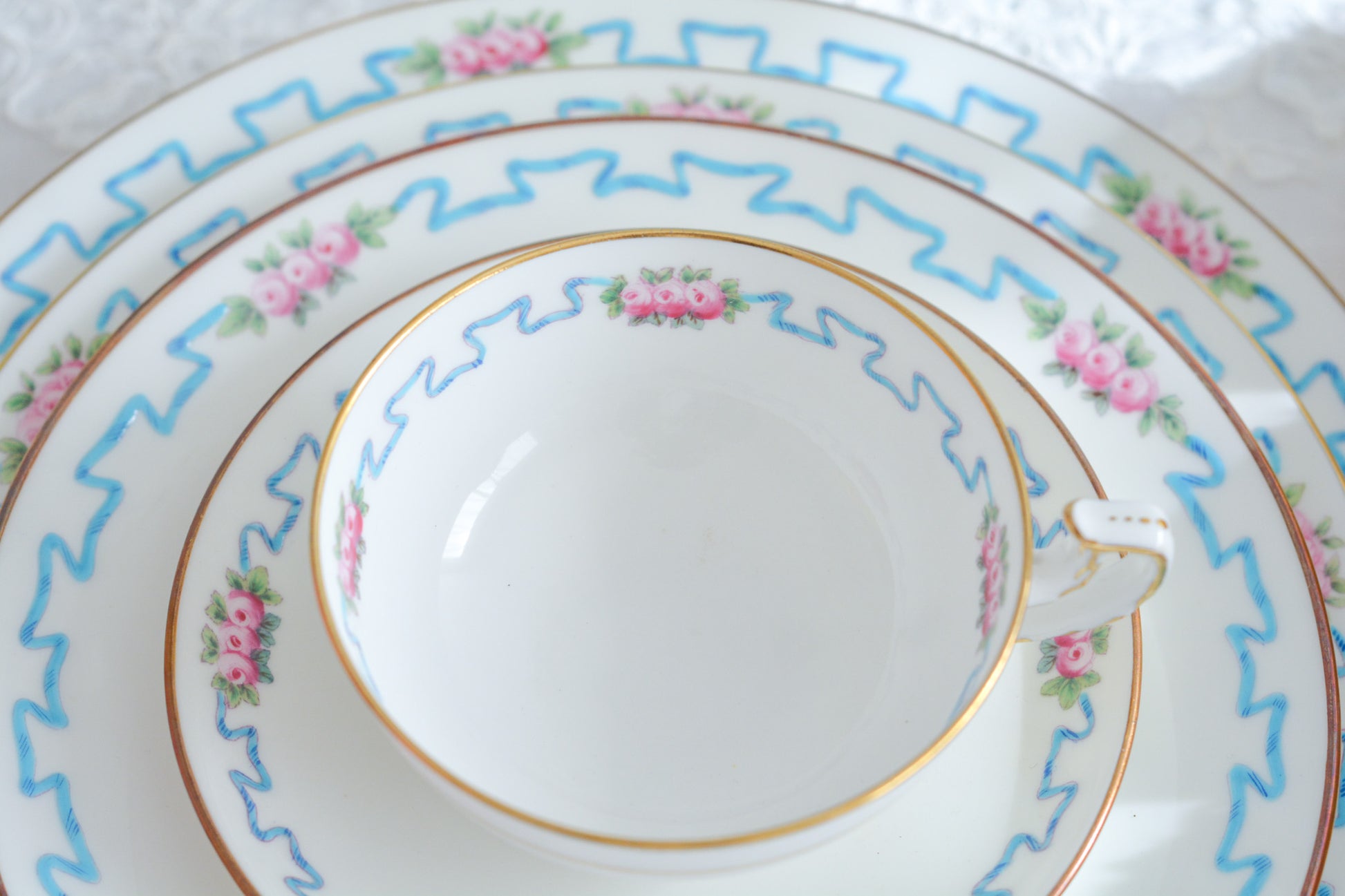 ミントンブルーのリボンに可憐な薔薇の模様が可愛らしいティーセット。カップ&ソーサー、サイドプレート、ランチョンプレート、ディナープレートのお得なセットで、どのシーンにも対応できるセットです。お茶やお食事などこのセットでお楽しみください。大きなプレートはサービングプレートとしても活躍します