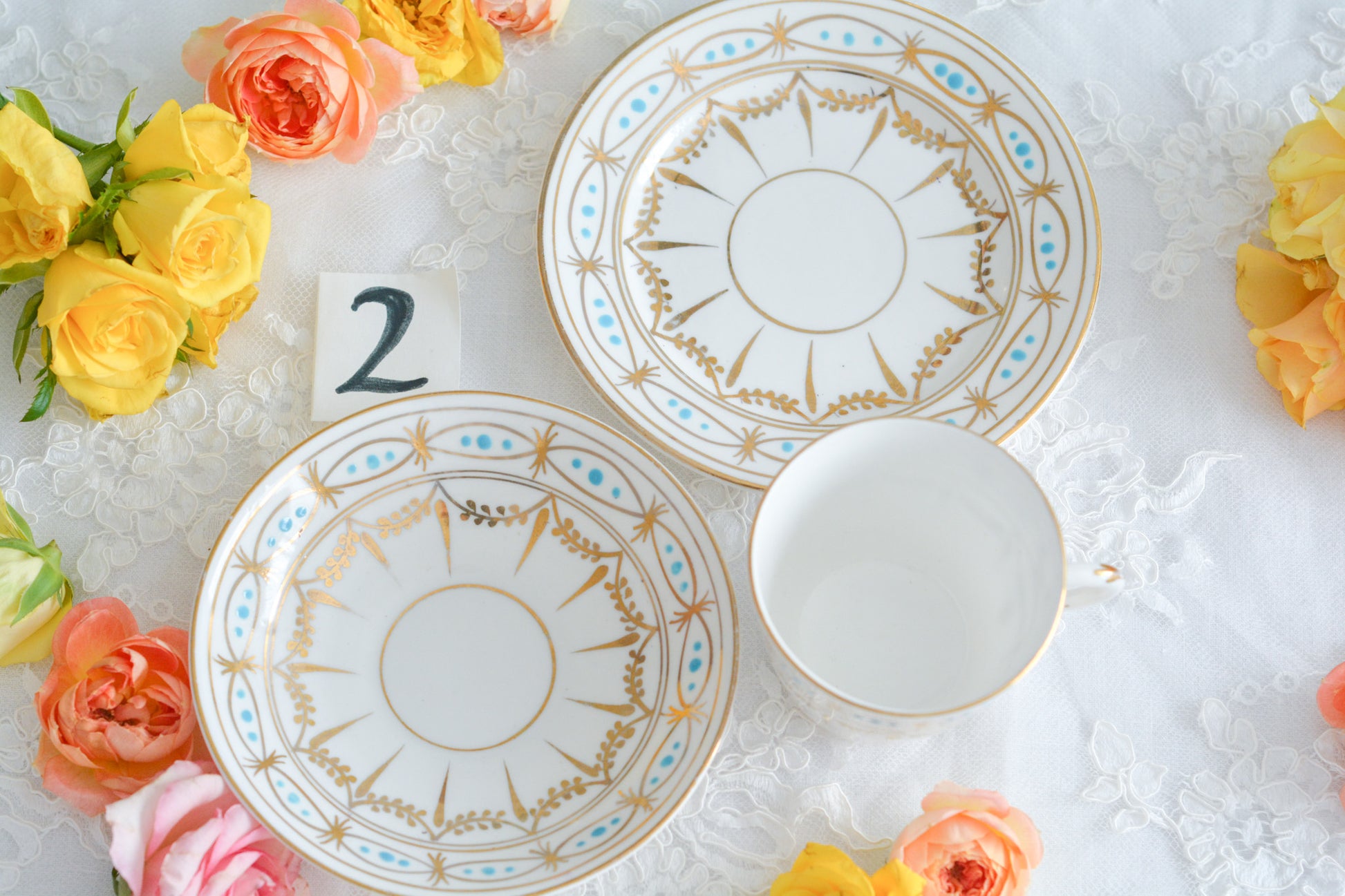 ハンドペイントで描かれた曲線美。アールヌーボースタイルのティートリオです。金彩にターコイズブルーのドットのコントラストが素敵なお品。カップは紅茶にもコーヒーにもお使いいただきやすいデザインです。