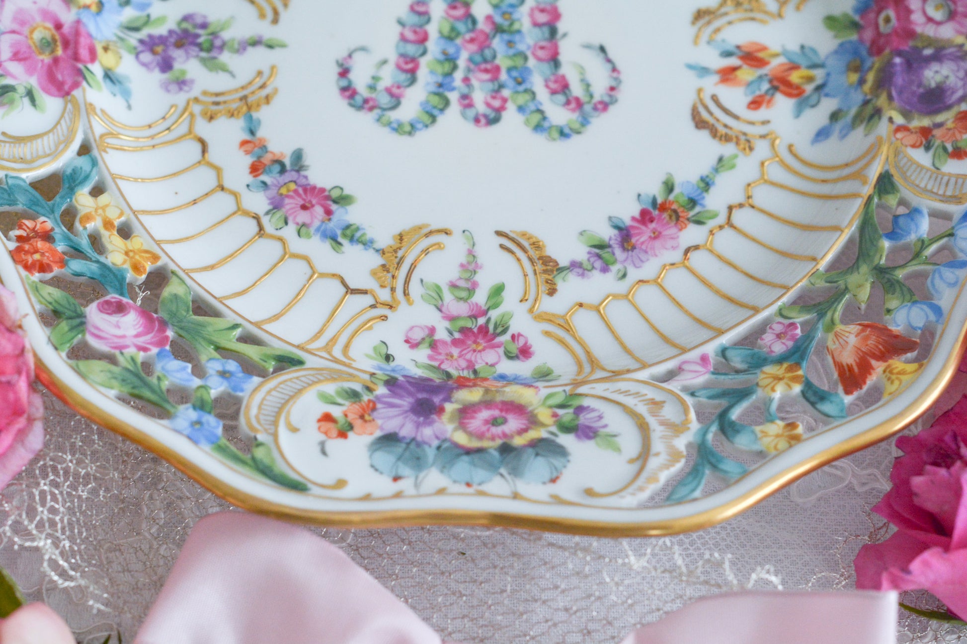 花文字でマリーアントワネットの頭文字MとAが描かれた美しいプレートです。透かし模様のお花や金彩もハンドペイントで丁寧に描かれています。豪華な雰囲気がマリーアントワネットの世界観にぴったりなお品です。バックスタンプはカールティーメのものではなく、お調べがつきませんでした。フランスセーブル窯のバックスタンプにも似ています。ただ、とても丁寧に作られていて、この企画展にふさわしい大変美しいお品です。