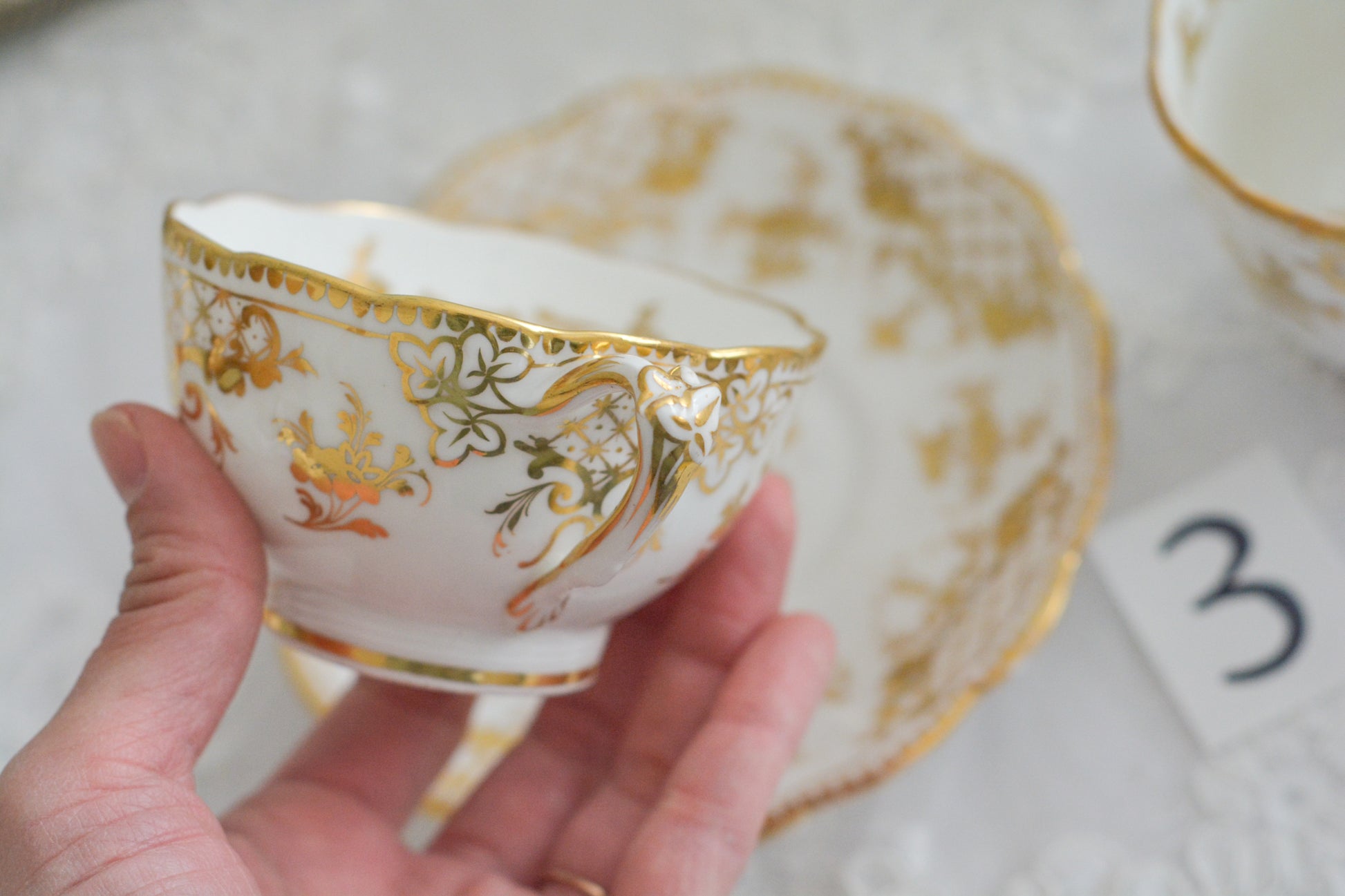 リッジウェイのFoliage Shapeのトゥルートリオ。ハンドル部分には葉っぱの模様がついていてとても可愛らしいシェイプです。白磁に金彩の模様がとても豪華でリッジウェイらしい作品です。トゥルートリオは、ティーカップ、コーヒーカップ、ソーサーのセットでヴィクトリア時代の初期頃まではトリオといえばこちらが主流でした。今ではとても貴重になっています。紅茶もコーヒーも楽しめるのがいいですね。