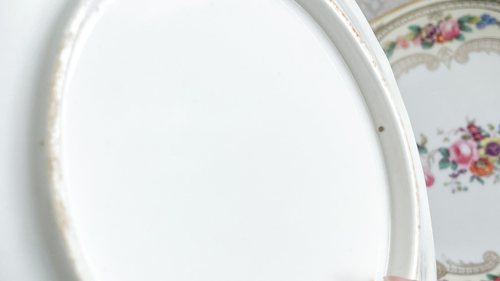 H&Rダニエルは1822年から1846年までという短い期間しか製造していないのですが、とても素晴らしい磁器を作っていたメーカです。 数がとても少なく、なかなか見つけることが難しいのですが「出会えたらいいな」と日々探していてこのプレートに巡り会えました!中央に描かれたお花は繊細なタッチで描かれています。縁の立体的な葡萄とお花の装飾はパープルブルーと金彩で彩られています。 この美しいプレートでティータイムをお楽しみいただけたら嬉しいです。