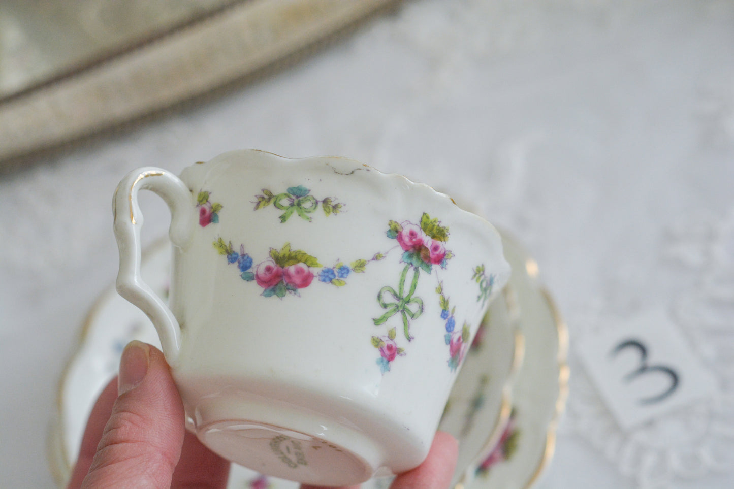 コリンウッドのリボンにバラのガーランドがとっても可愛らしいティートリオ、ミルクジャグ、スロップボウル、デザートプレートがやってきました!ハンドペイントで色つけされたバラやリボンを眺めているだけで気持ちが上向きになる可愛らしさです。ぜひ春のティータイムに。プルダウンから、単品ご選択頂けます