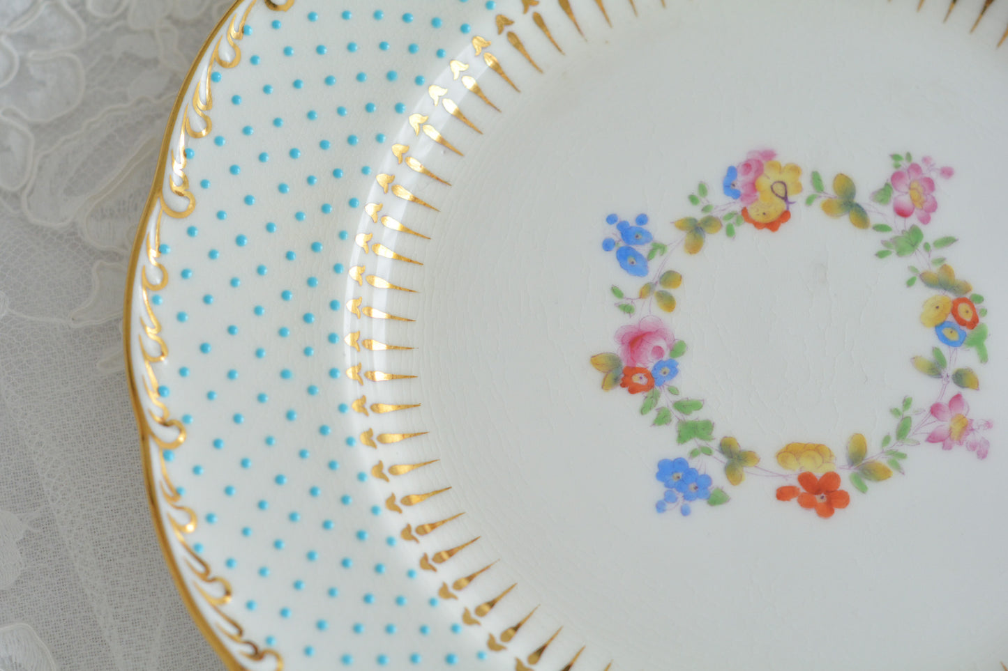 ティファニー特注の洗練された美しさとエナメルジュールの高度な技法で描かれた立体的なドット模様が素晴らしい、ミントンのデザートプレートです。ティファーニーらしい上品なプレートですね。ミントンブルーのプレートでデザートタイムをお楽しみください。こちらはどのプレートにも貫入が見られます。そのためお買い得価格になっています。