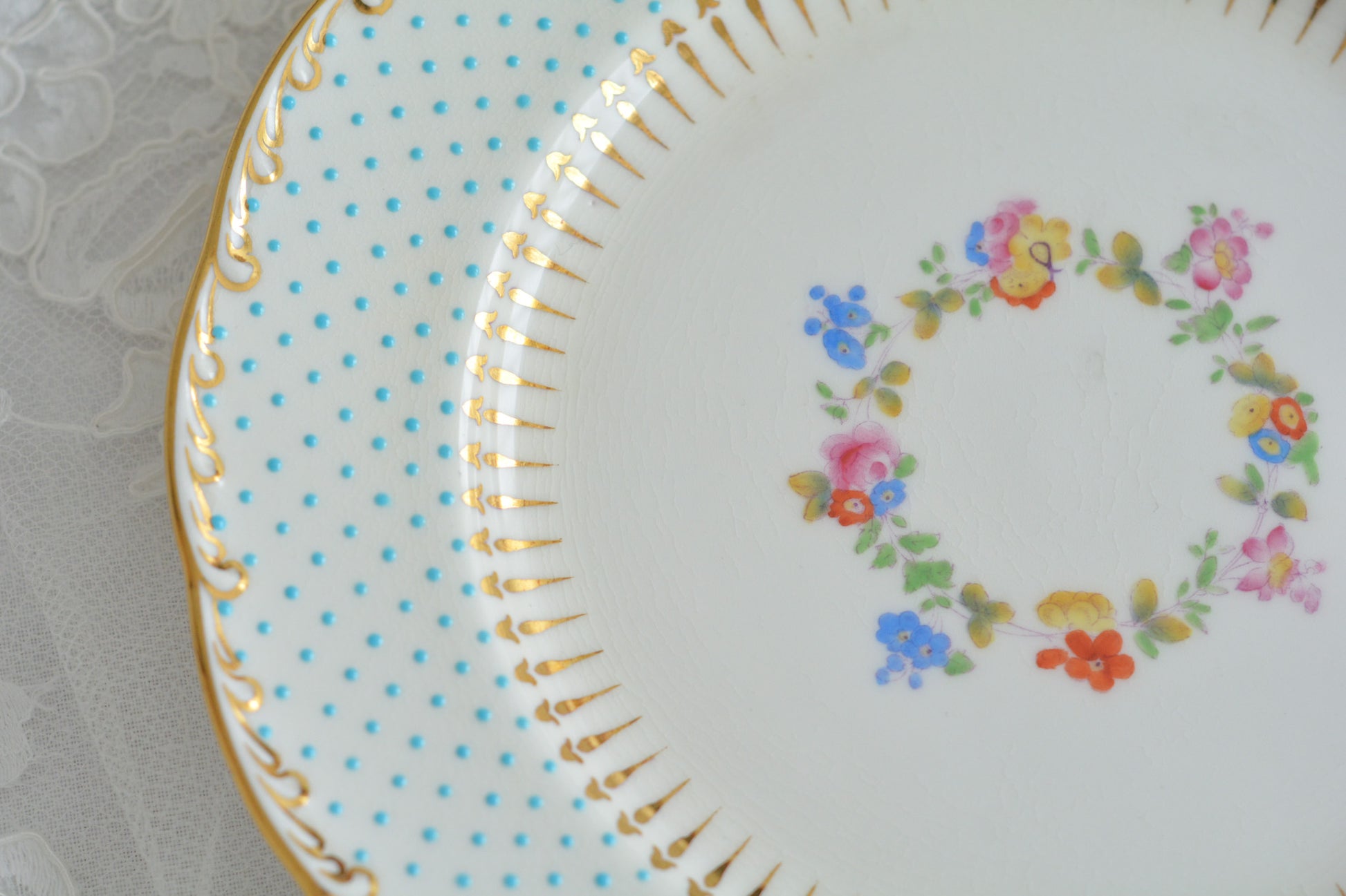 ティファニー特注の洗練された美しさとエナメルジュールの高度な技法で描かれた立体的なドット模様が素晴らしい、ミントンのデザートプレートです。ティファーニーらしい上品なプレートですね。ミントンブルーのプレートでデザートタイムをお楽しみください。こちらはどのプレートにも貫入が見られます。そのためお買い得価格になっています。