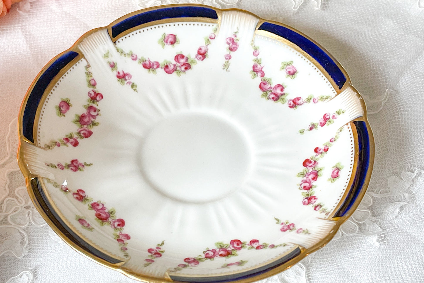 クレッセントのティーセット。薔薇のガーランドが大変可愛らしいお品です。Rose Antiquesはコールポートをはじめ英国のアンティーク食器をご紹介しています。