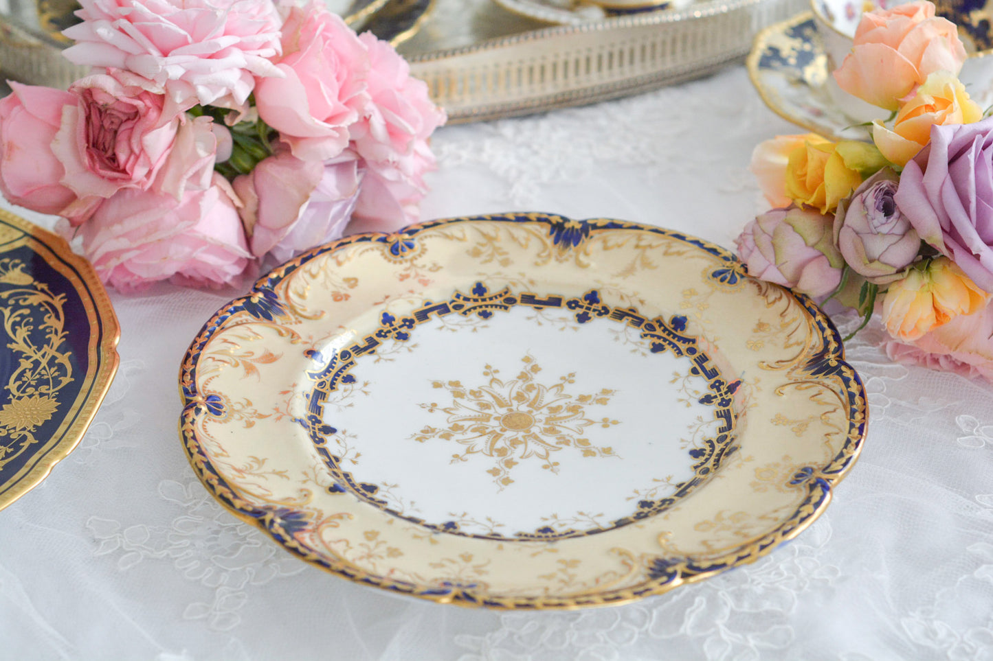 コバルトブルーに金彩の縁どりに豪華な模様。ロココリバイバルの優美なプレートです。バックスタンプには小売店のスタンプのみですが、以前ご紹介したアデレードシェイプにデザインがよく似ております、その為、コールポートの作品かなと推察しております。スイーツやフルートのせて当時ような華やかなティータイムをお楽しみください。