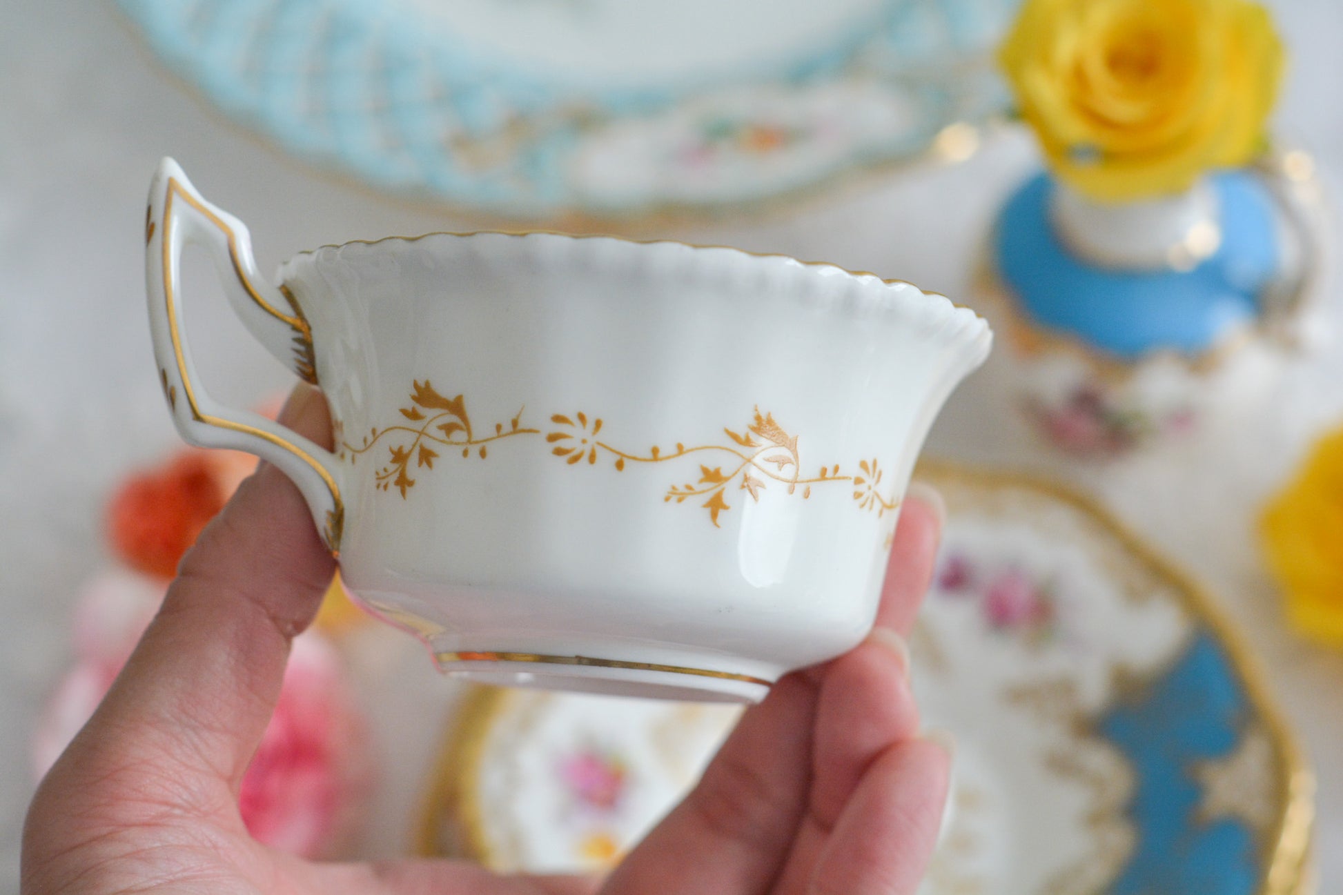 英国アンティーク、コールポートの代表作馬ットウィングシリーズの幻のカラーと言われるターコイズブルーのティートリオ。キラキラと宝石のように輝く美しいカップです。