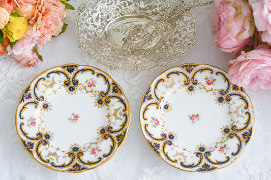 金彩に小さなエナメル画の薔薇の花が上品でコールポートらしい上品な雰囲気のサイドプレートです。100年以上経過したアンティークですがとても良い状態です。お菓子を乗せたりティータイムで活躍してくれるでしょう。またお気に入りのジュエリーやアクセサリーをのせても素敵です。アンティークのある暮らし始めてみませんか?