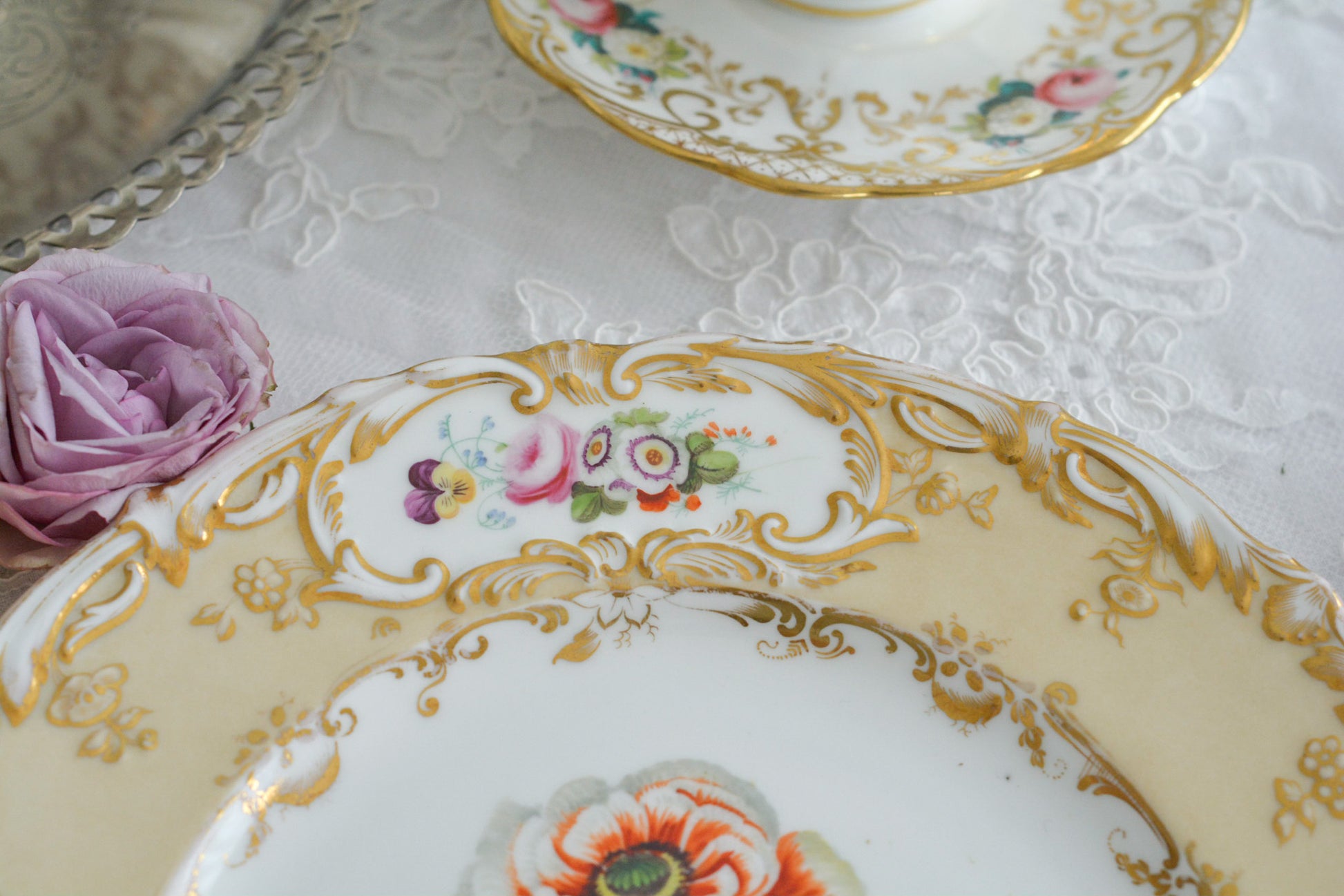 1830年代ごろに作られたキャビネットプレート。中央には大きなアネモネがハンドペイントで写実的に描かれています。装飾もロココリバイバルスタイルの豪華な模様が描かれていて、とても華やかなお品です。キャビネットプレートとして飾っていただいても、サービングプレートやランチョンプレートとしてお使いいただいても素敵だと思います。