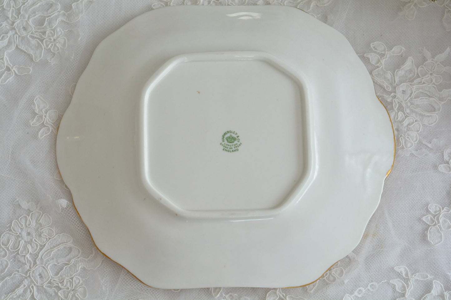 ハマースレイの豪華なティートリオとB&Bプレート。金彩の華やかな模様にブーケ柄のプリントが映えます。ハマースレイらしい優美なシェイプで、ティータイムに花を添えてくれるデザインです。それぞれ状態が異なりますので、プルダウンよりお選びください。ティートリオの④〜⑥はカップにヒビがあり、水漏れするため観賞用としてお勧めします。プレートはそれぞれお使いいただけます。