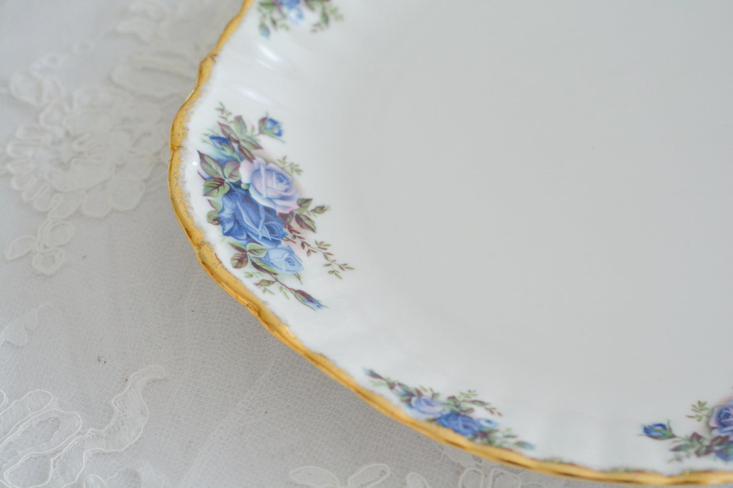 ブルーのバラが美しい、ロイヤルアルバートのムーンライトシリーズのデュオです。オールドカントリーローズのブルーバージョンで製造数が少なく、世界的に人気のあるシリーズです。爽やかな色合いがとても美しくティータイムを彩ります。