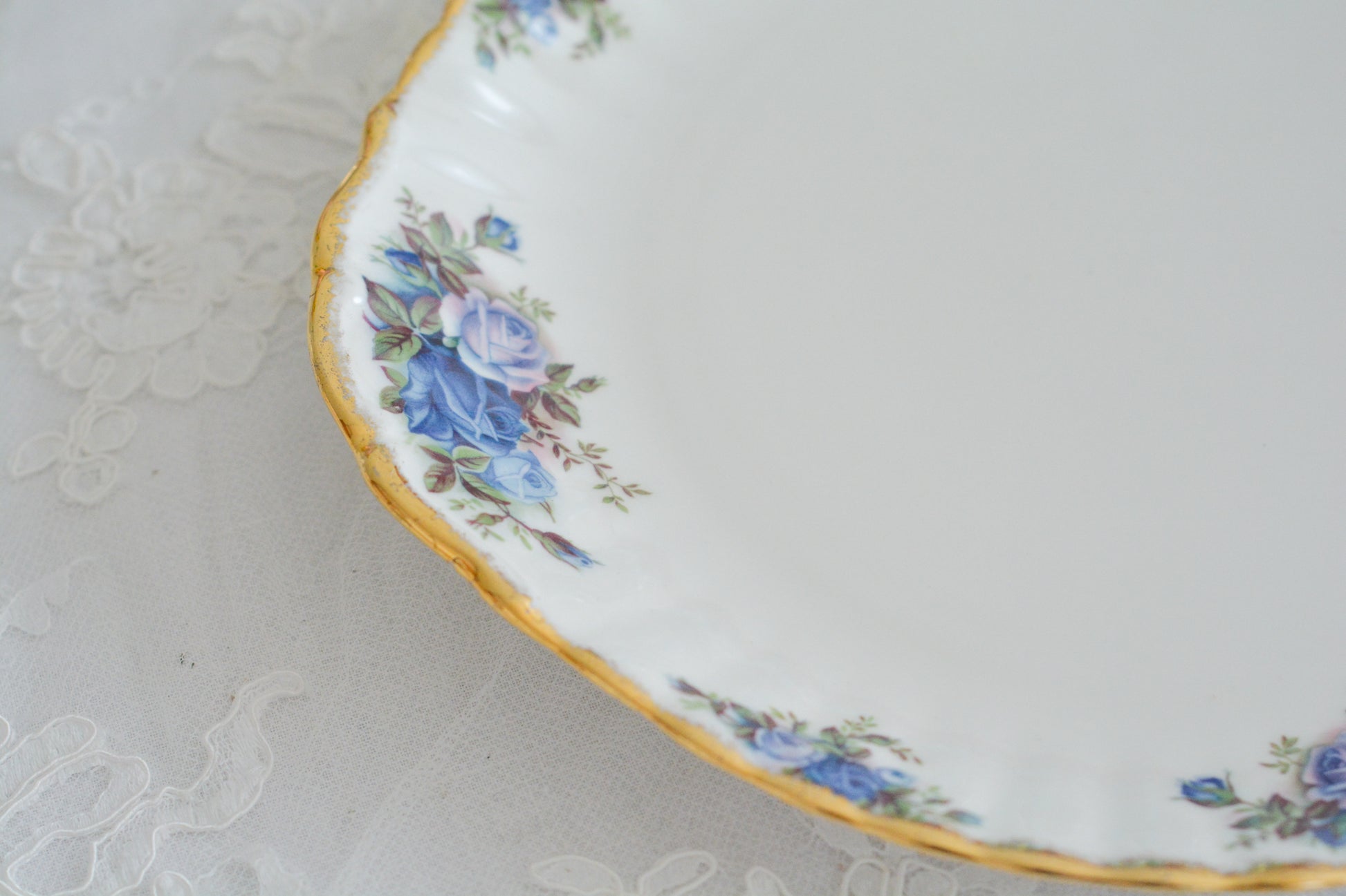 ブルーのバラが美しい、ロイヤルアルバートのムーンライトシリーズのデュオです。オールドカントリーローズのブルーバージョンで製造数が少なく、世界的に人気のあるシリーズです。爽やかな色合いがとても美しくティータイムを彩ります。