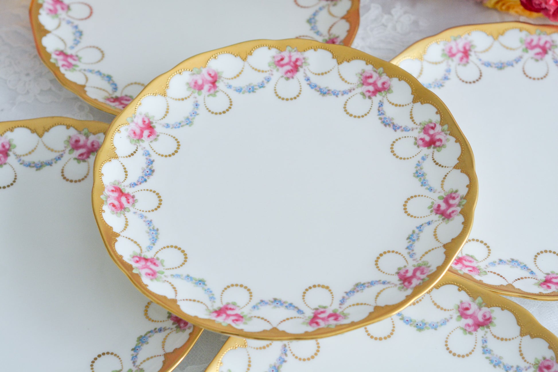 コウルドンのバラに忘れな草のガーランドが大変美しいデザートプレートです。縁の金彩は金盛りの模様が描かれてとても凝ったデザインとなっています。デザートタイムが一気に華やかになりますね。クリスマスのテーブルコーディネートにもぜひ。