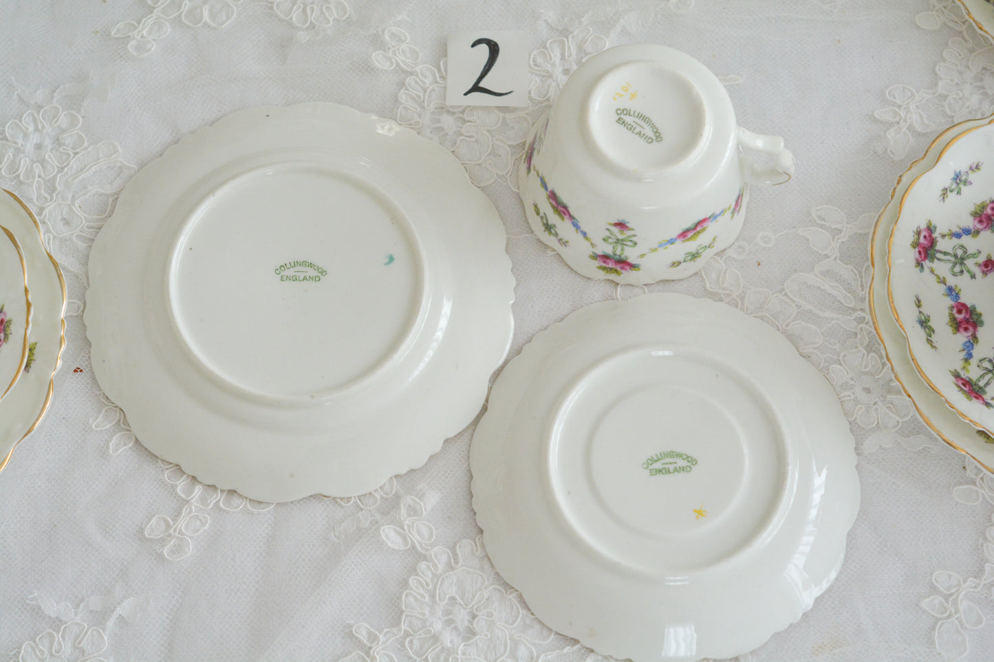 コリンウッドのリボンにバラのガーランドがとっても可愛らしいティートリオ、ミルクジャグ、スロップボウル、デザートプレートがやってきました!ハンドペイントで色つけされたバラやリボンを眺めているだけで気持ちが上向きになる可愛らしさです。ぜひ春のティータイムに。プルダウンから、単品ご選択頂けます