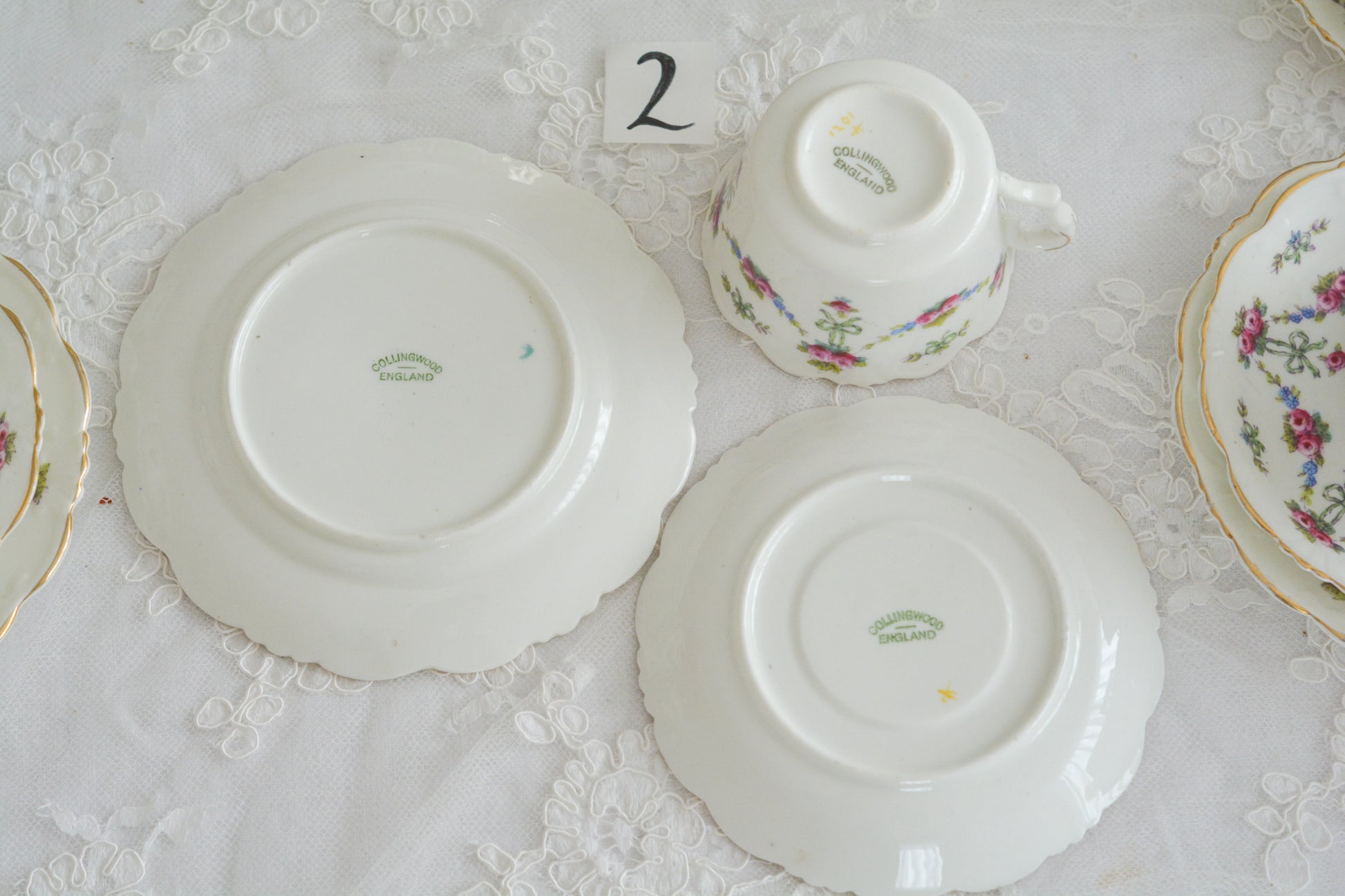 コリンウッドのリボンにバラのガーランドがとっても可愛らしいティートリオ、ミルクジャグ、スロップボウル、デザートプレートがやってきました!ハンドペイントで色つけされたバラやリボンを眺めているだけで気持ちが上向きになる可愛らしさです。ぜひ春のティータイムに。プルダウンから、単品ご選択頂けます