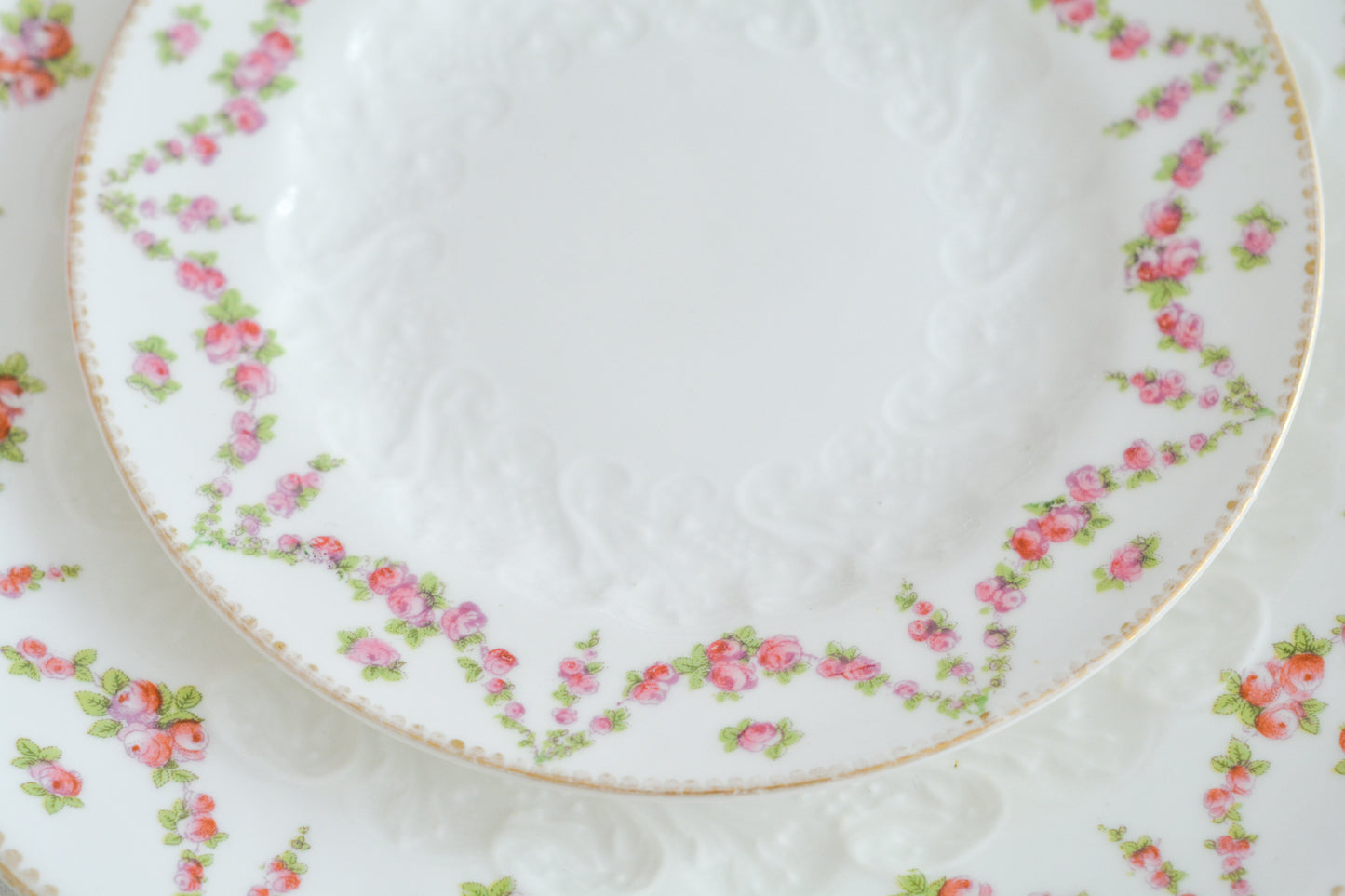バラのガーランド模様が可愛らしい、ジョージ・ジョーンズ・クレッセントのセットです。カップ&ソーサー、サイドプレート、B&Bプレートのとても便利なセットです。クレッセントらしい可憐で上品な雰囲気がティータイムを盛り上げます。素磁の模様もとっても可愛らしいですよ。