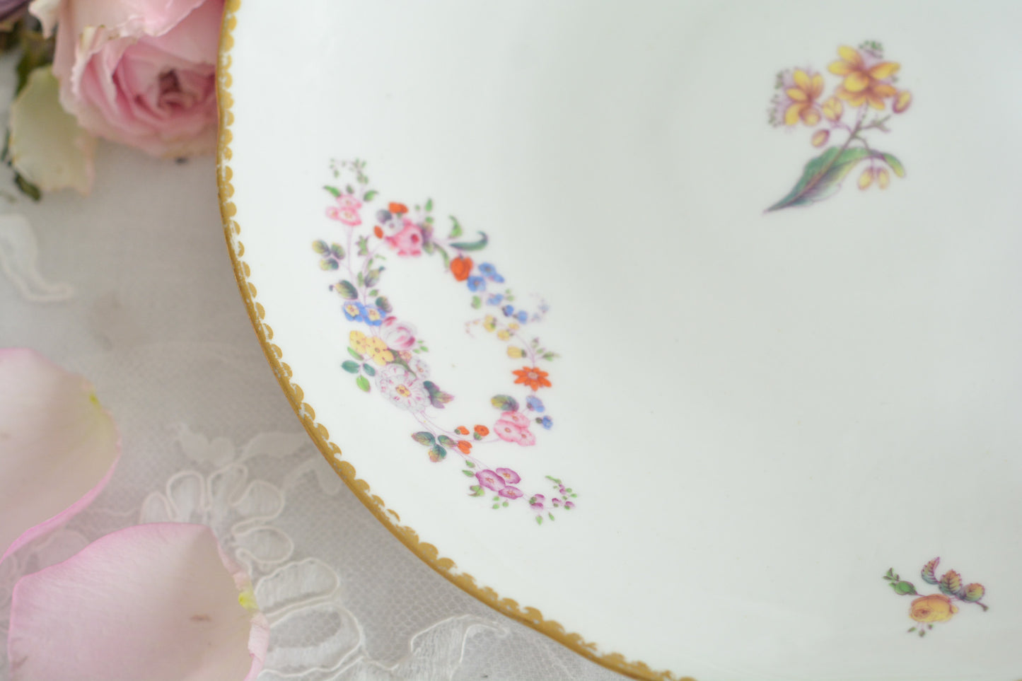 ロンドンに1825年〜1917年に営業していた「ダニエル」という小売店がオーダーしたデザートプレートです。バックスタンプはダニエルのマークのみで製造元のマークはありません。その為どのメーカーにオーダーしたのは詳細はわかりませんが、可憐な小花たちがとても美しいプレートです。ダニエルは、コールポートなどに特注品をオーダーしていたと専門書に記述があります。きっと力のあった小売店だったのだろうと思います。