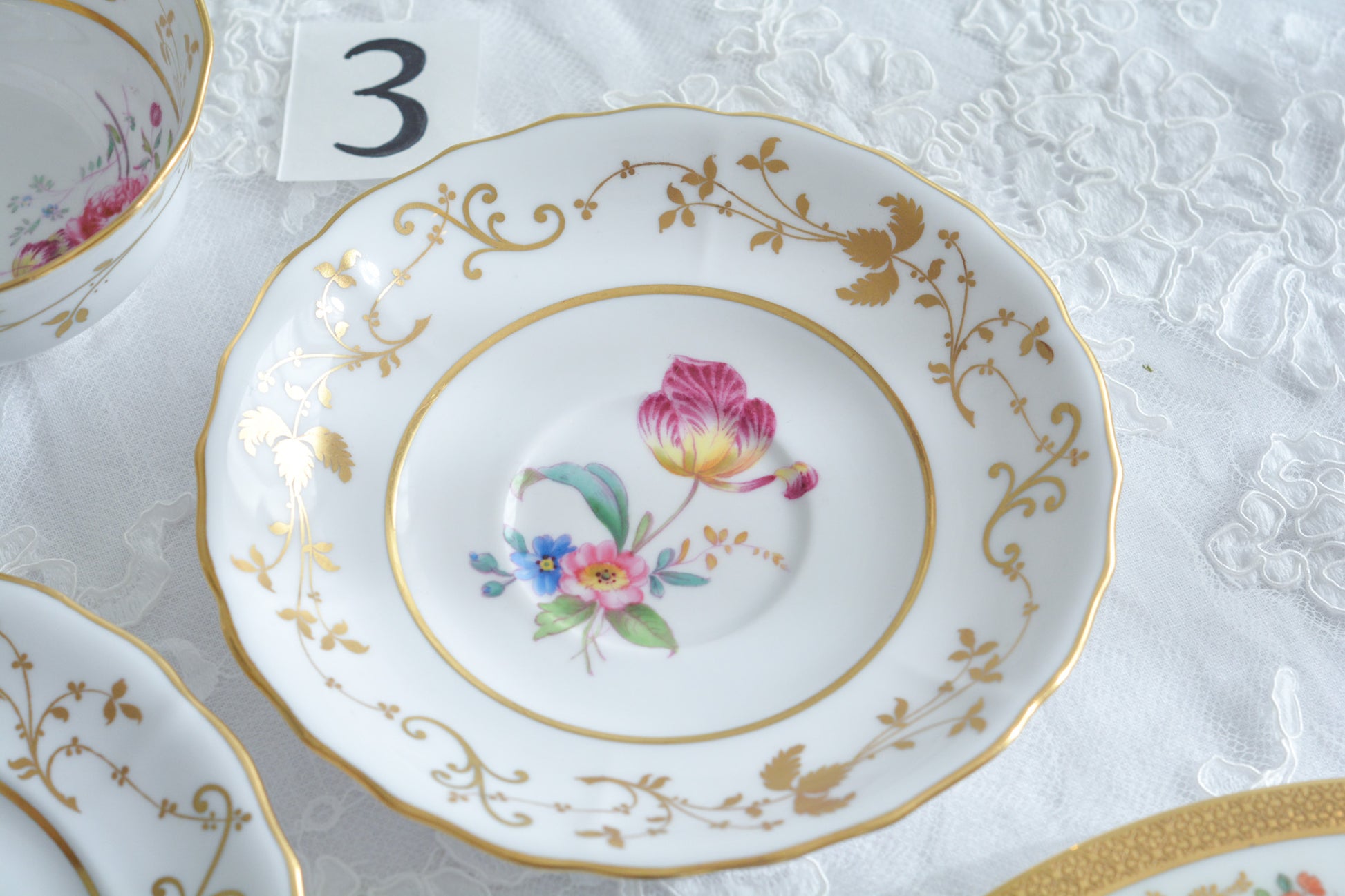 スポードの洗練されたデザインに、ハンドペイントで描かれた花々が大変美しいティートリオです。現代のテーブルにもマッチし、華やかにしてくれます。お花はハンドペイントで描かれているため一つ一つ違い、並べるとそれぞれのお花を見ることができてお話も盛り上がりそうです。