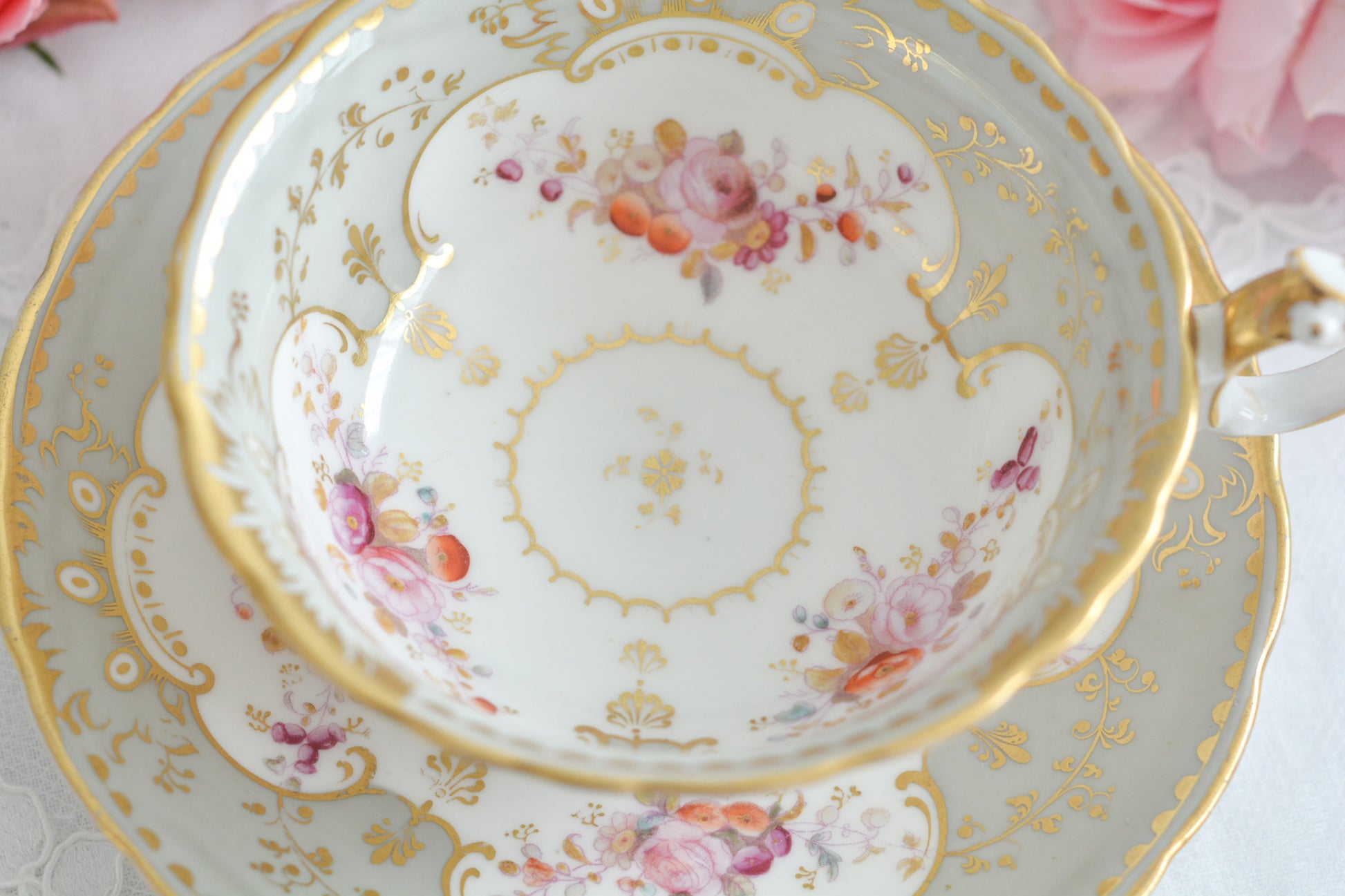 J.Green&Sonsという小売店の優雅なカップです。J.Green&Sonsは1934年から1842年に聖ポール大聖堂近くに店を構えていました。大きなお店だったようです。メーカーのバックスタンプはありません。小売店の希望でメーカーのバックスタンプを入れなかったと推察しています。優しい色合いに優美なシェイプ。ハンドルもとても可愛らしいです。ロココリバイバルのカップで優雅なティータイムをお過ごしください。