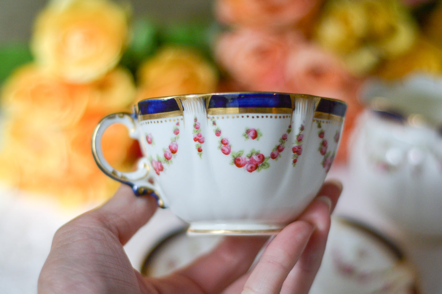 クレッセントのティーセット。薔薇のガーランドが大変可愛らしいお品です。Rose Antiquesはコールポートをはじめ英国のアンティーク食器をご紹介しています。