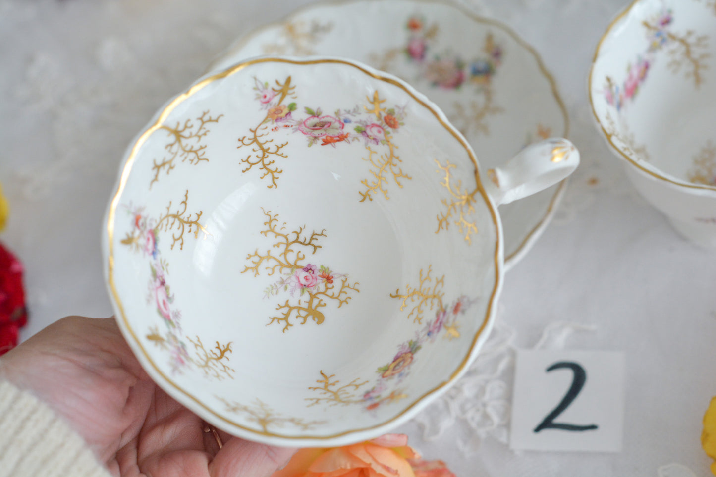 コールポートの花々と宿木?の描かれたプレートです。私は宿木シリーズと呼んでおります。こちらは見が描かれていないので、他の木や珊瑚のようにも見えます。金彩部分もハンドペイントで描かれていて、コールポートらしい上品なお品となっております。華やかでクリスマスにもぴったりな雰囲気です。