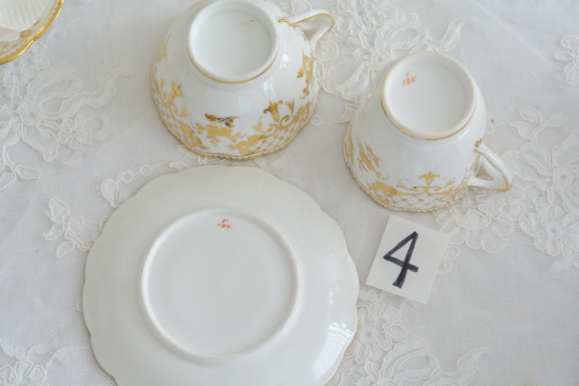 リッジウェイのFoliage Shapeのトゥルートリオ。ハンドル部分には葉っぱの模様がついていてとても可愛らしいシェイプです。白磁に金彩の模様がとても豪華でリッジウェイらしい作品です。トゥルートリオは、ティーカップ、コーヒーカップ、ソーサーのセットでヴィクトリア時代の初期頃まではトリオといえばこちらが主流でした。今ではとても貴重になっています。紅茶もコーヒーも楽しめるのがいいですね。