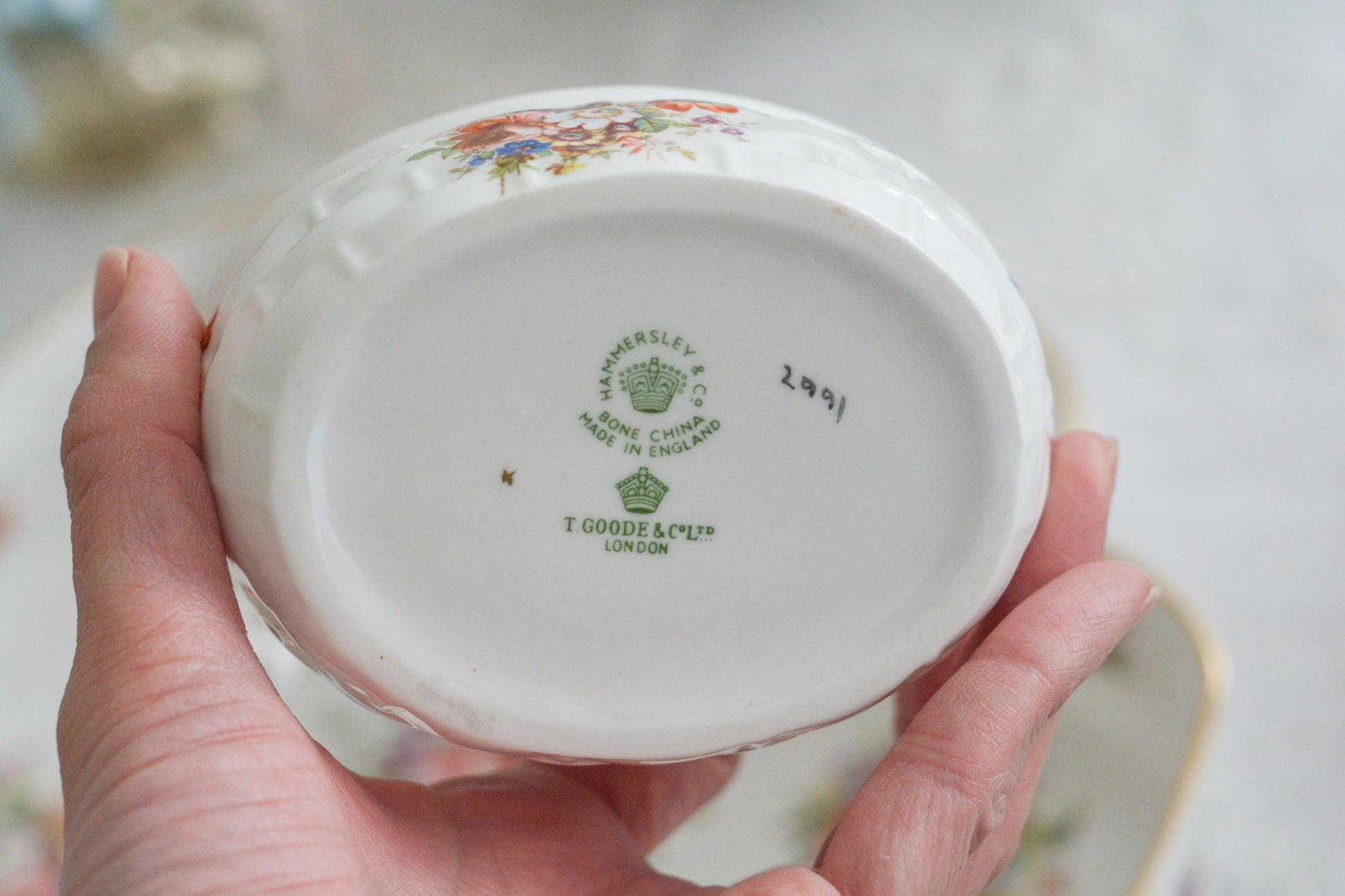 ハマースレイのハワードスプレイシリーズのストロベリーバスケット。ストロベリーバスケットは、イチゴを入れるバスケットでシュガー入れとクリーマーがついています。生産量が少なく、とても人気があるアイテムの一つ。こちらは老舗高級食器店のT.GOODEの特注品です。人気のハワードスプレイの華やかなストロベリーバスケットは、イチゴはもちろん、スコーンや焼き菓子などを乗せても素敵ですね。