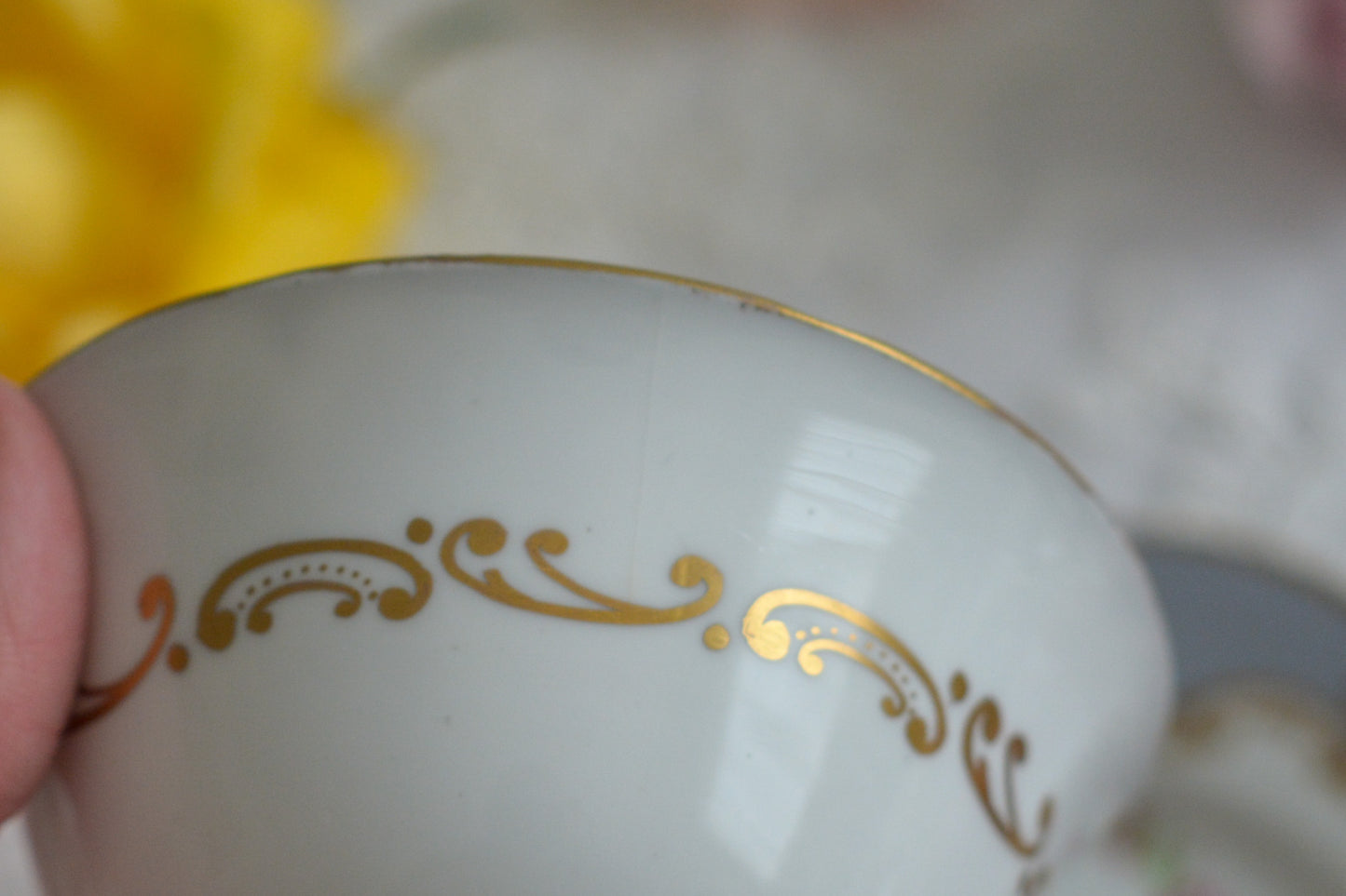 グレーカラーにハンドペイントで描かれた花々が美しいティートリオです。メーカーは不明ですが、以前ご紹介したハマースレイのアンティークトリオと雰囲気がよく似ています。金彩の模様もエレガントですね。残念ながらディーラーさんからの輸送時にカップにヒビが入ってしまいました。カップは観賞用となりますが、ソーサーとプレートはとても良い状態で、プレートのみお使いいただくこともできます。