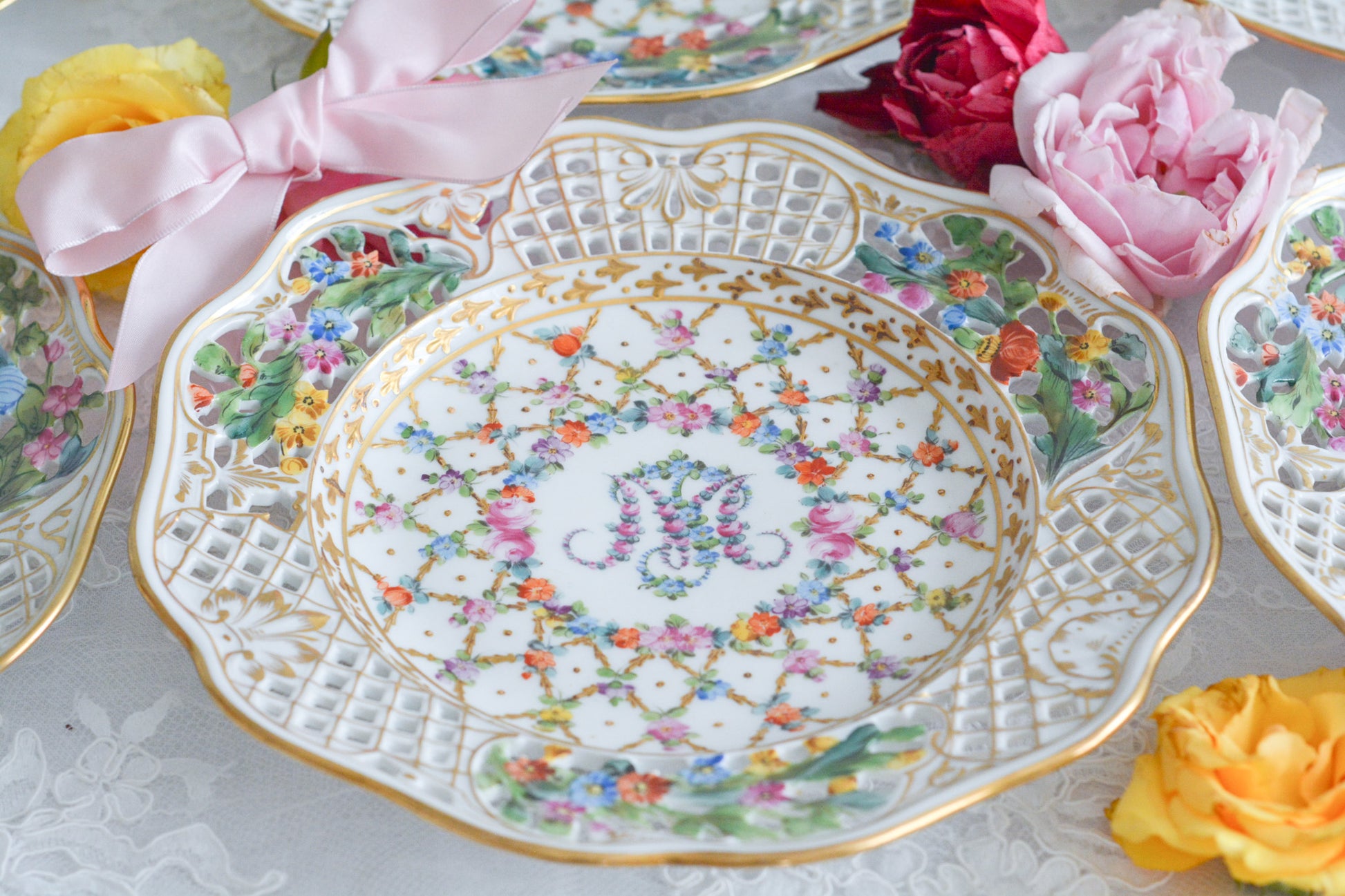 オーストリアの「国の母」とたたえられたハプスブルグ家の女帝「マリア・テレジア」。のちにフランス国王ルイ16世に嫁いだマリー・アントワネットの母でもあります。その名前にふさわしく、また、ウィーンの煌びやかな芸術や宮殿を思わせるような華やかで美しい世界観のプレートです。カール・ティーメの素晴らしいハンドペイントの絵付けをお楽しみください。