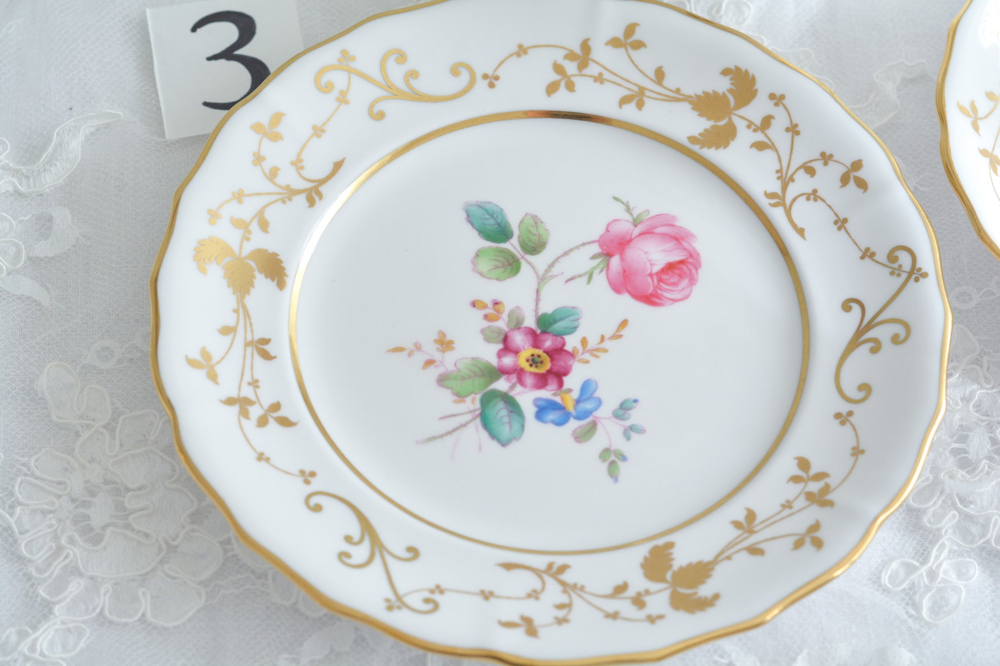 スポードの洗練されたデザインに、ハンドペイントで描かれた花々が大変美しいティートリオです。現代のテーブルにもマッチし、華やかにしてくれます。お花はハンドペイントで描かれているため一つ一つ違い、並べるとそれぞれのお花を見ることができてお話も盛り上がりそうです。