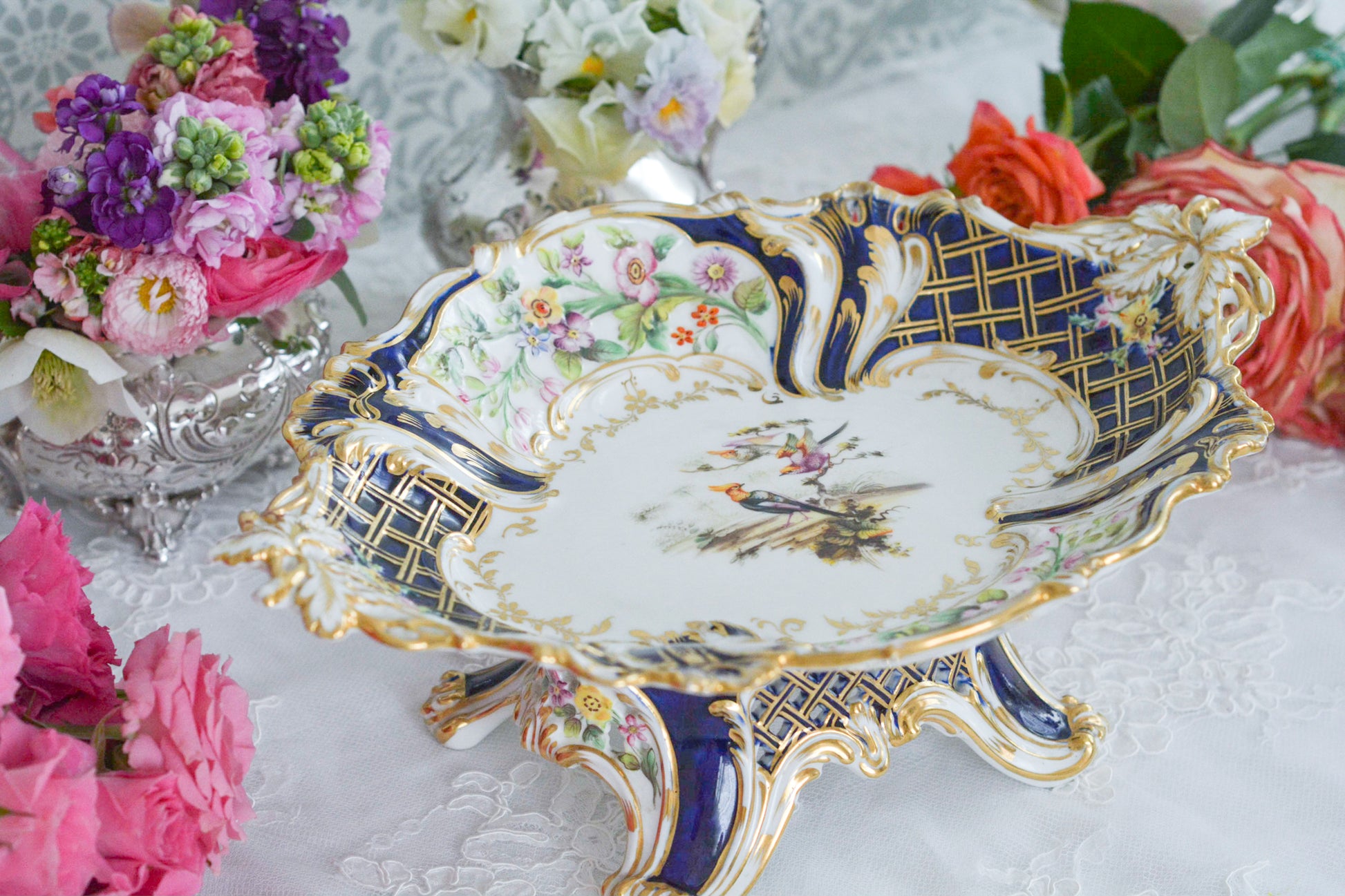 コバルトブルーが美しい、ロココリバイバルのタッツアです。美しい花々と鳥達が描かれています。側面にもたくさんの花々が描かれ、高台部分は美しい透かし模様になっています。なんて手の込んだタッツアでしょう。どんなお花が描かれているか、装飾の美しさをじっくりと鑑賞したくなります。