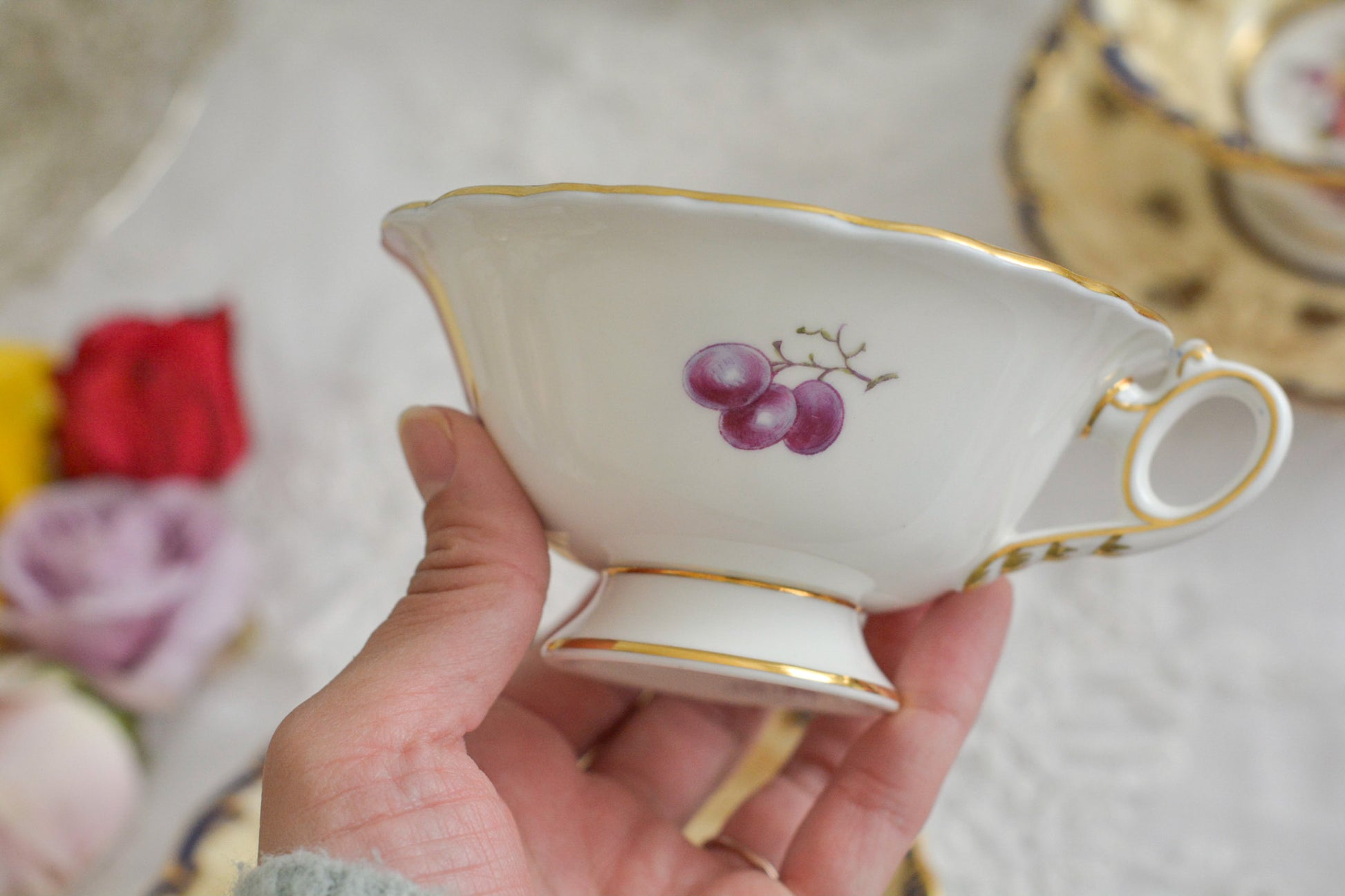 コールポートの1800年代の作品のリバイバルシリーズのオールドコールポートシリーズ。色々なお品がリバイバルされています。こちらはアデレードシェイプのリバイバル。ハンドルはアデレードシェイプハンドルではなくリングハンドルで、素磁も厚めに作られています。ロココリバイバルスタイルの優雅なデザインが美しいです。葡萄やフルーツ、お花の模様が大変豪華で美しいお品です。