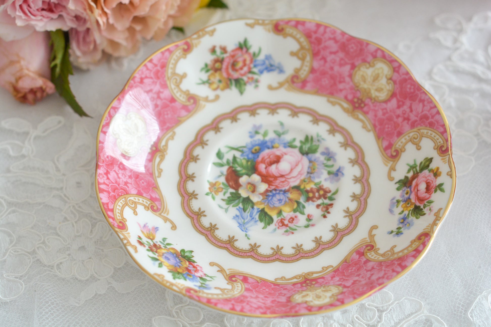 ロイヤルアルバートの人気シリーズ、レディカーライルのカップ&ソーサーです。大輪のバラに花々とスクロール模様の金彩で彩られた、ロココスタイルの大変豪華で美しいシリーズです。 ピンクカラーがティータイムを華やかに盛り上げてくれます。こちらはデュオでどれもとても良い状態です。全部で4客ございます。