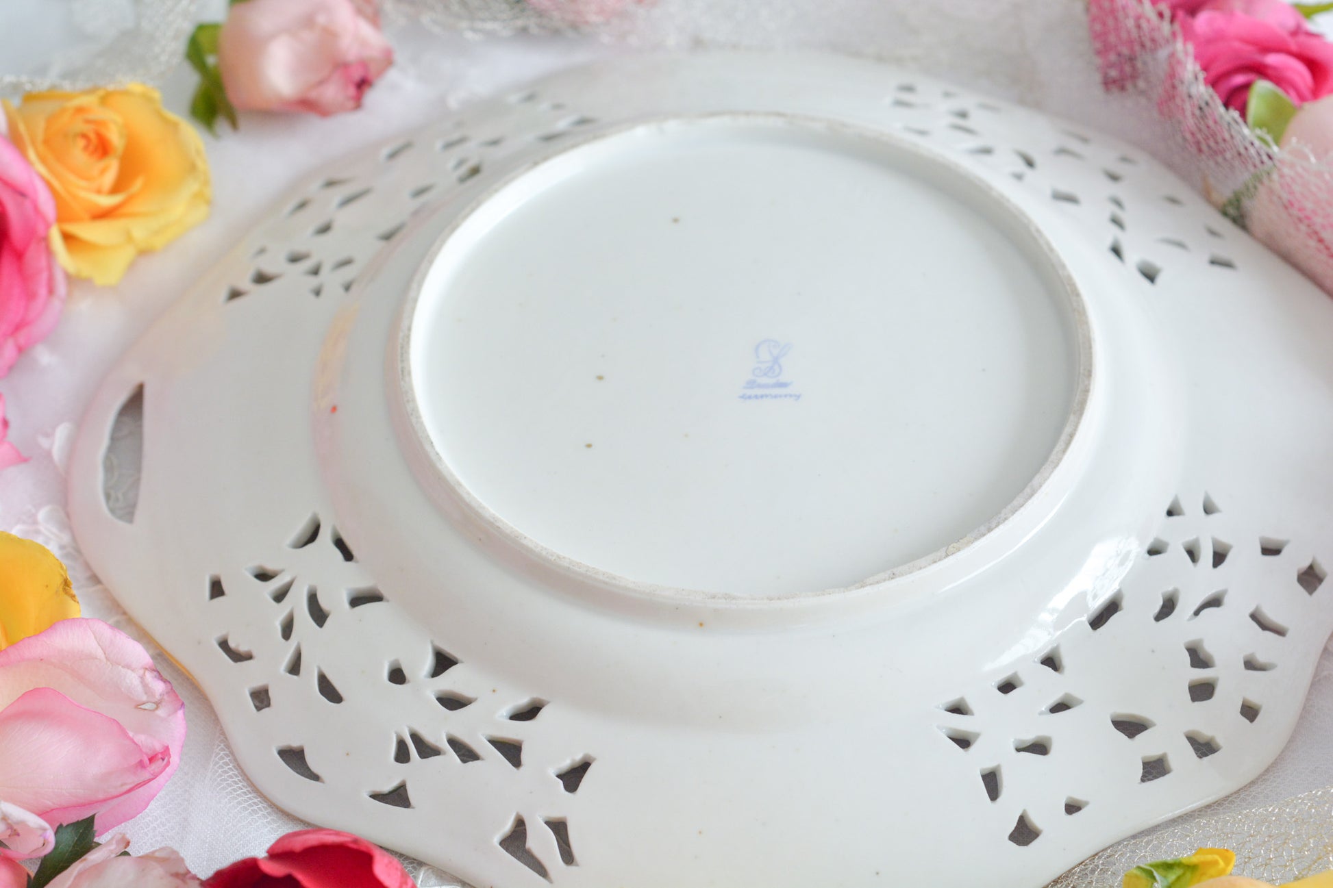 花文字でマリーアントワネットのMとAが描かれた、カール・ティーメ工房の美しいプレートです。全てハンドペイントで絵付けされていて、見れば見るほど引き込まれるお品で、テーブルコーディネートの主役になるプレートです。金彩部分も本当に美しく、リボンもとても可愛らしいですね。