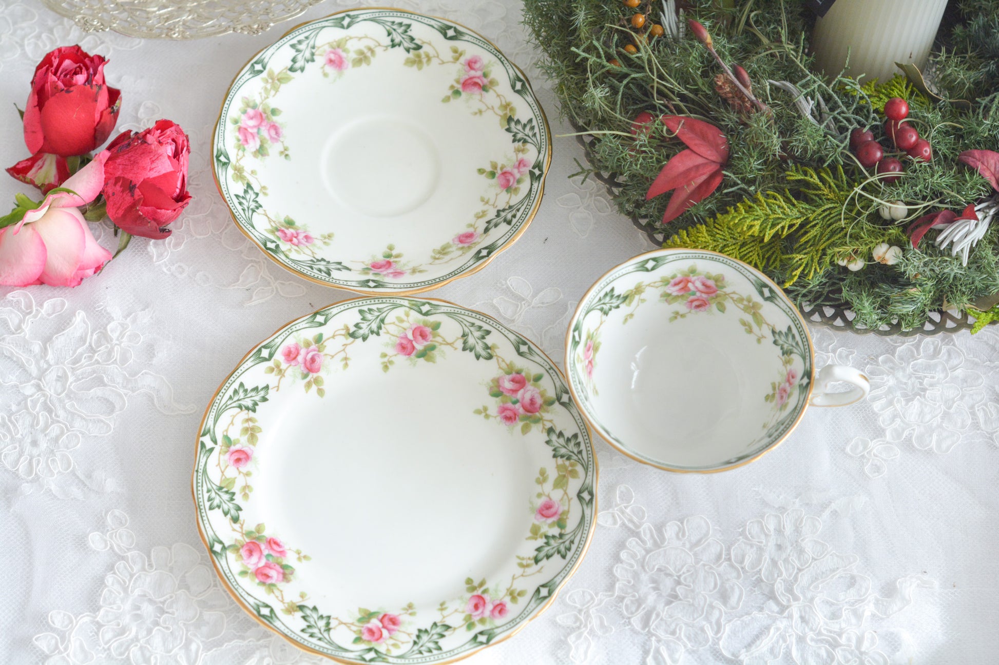 エインズレイの可愛らしいティートリオがやってきました。小さなバラに可愛らしい模様のティートリオです。クリスマスにもぴったりな雰囲気でクリスマスのテーブルコーディネートを盛り上げてくれます。エインズレイは1775年創業で今もたくさんの人々に愛される陶磁器メーカーです