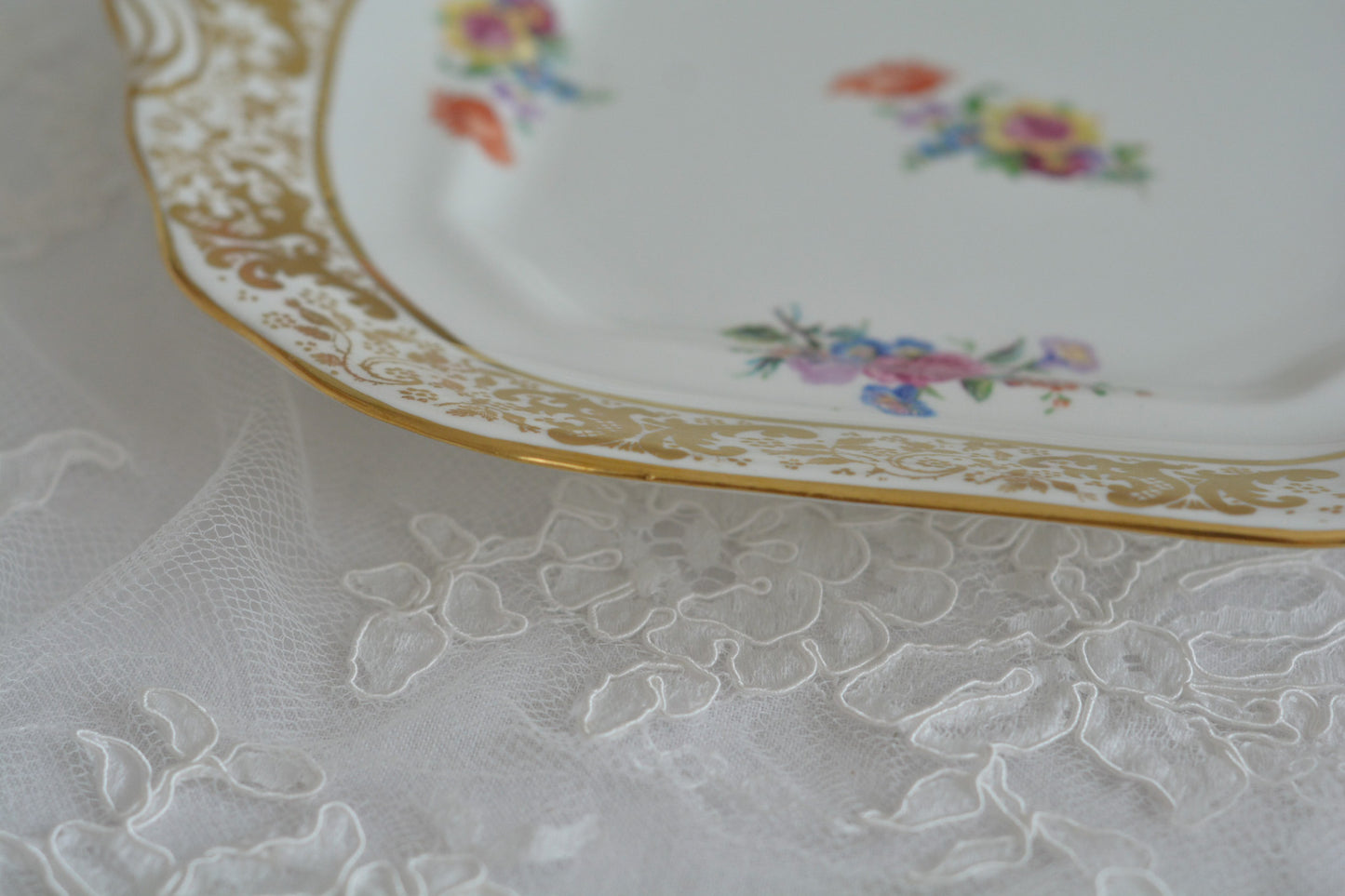 ハマースレイの豪華なティートリオとB&Bプレート。金彩の華やかな模様にブーケ柄のプリントが映えます。ハマースレイらしい優美なシェイプで、ティータイムに花を添えてくれるデザインです。それぞれ状態が異なりますので、プルダウンよりお選びください。ティートリオの④〜⑥はカップにヒビがあり、水漏れするため観賞用としてお勧めします。プレートはそれぞれお使いいただけます。