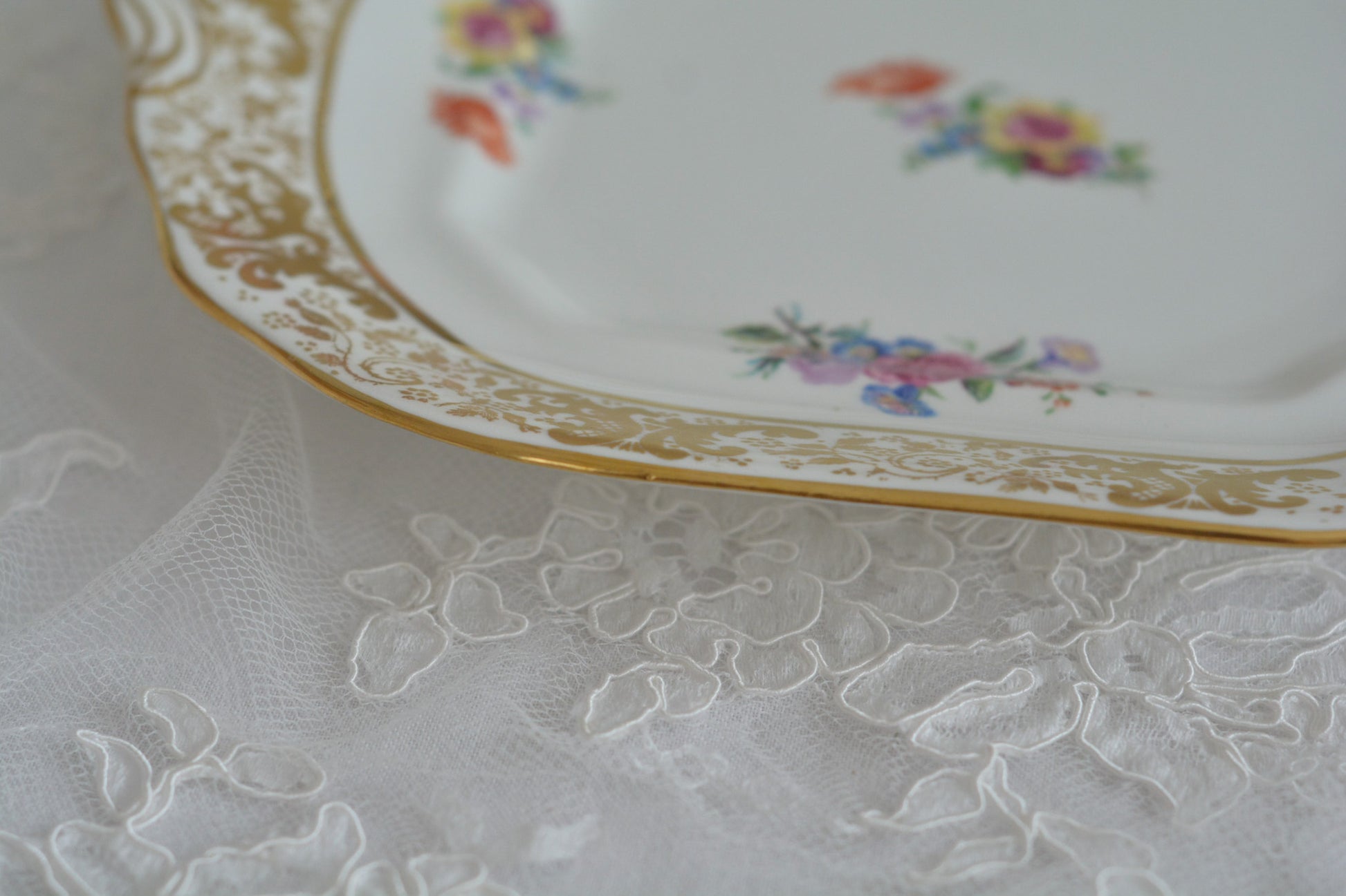 ハマースレイの豪華なティートリオとB&Bプレート。金彩の華やかな模様にブーケ柄のプリントが映えます。ハマースレイらしい優美なシェイプで、ティータイムに花を添えてくれるデザインです。それぞれ状態が異なりますので、プルダウンよりお選びください。ティートリオの④〜⑥はカップにヒビがあり、水漏れするため観賞用としてお勧めします。プレートはそれぞれお使いいただけます。