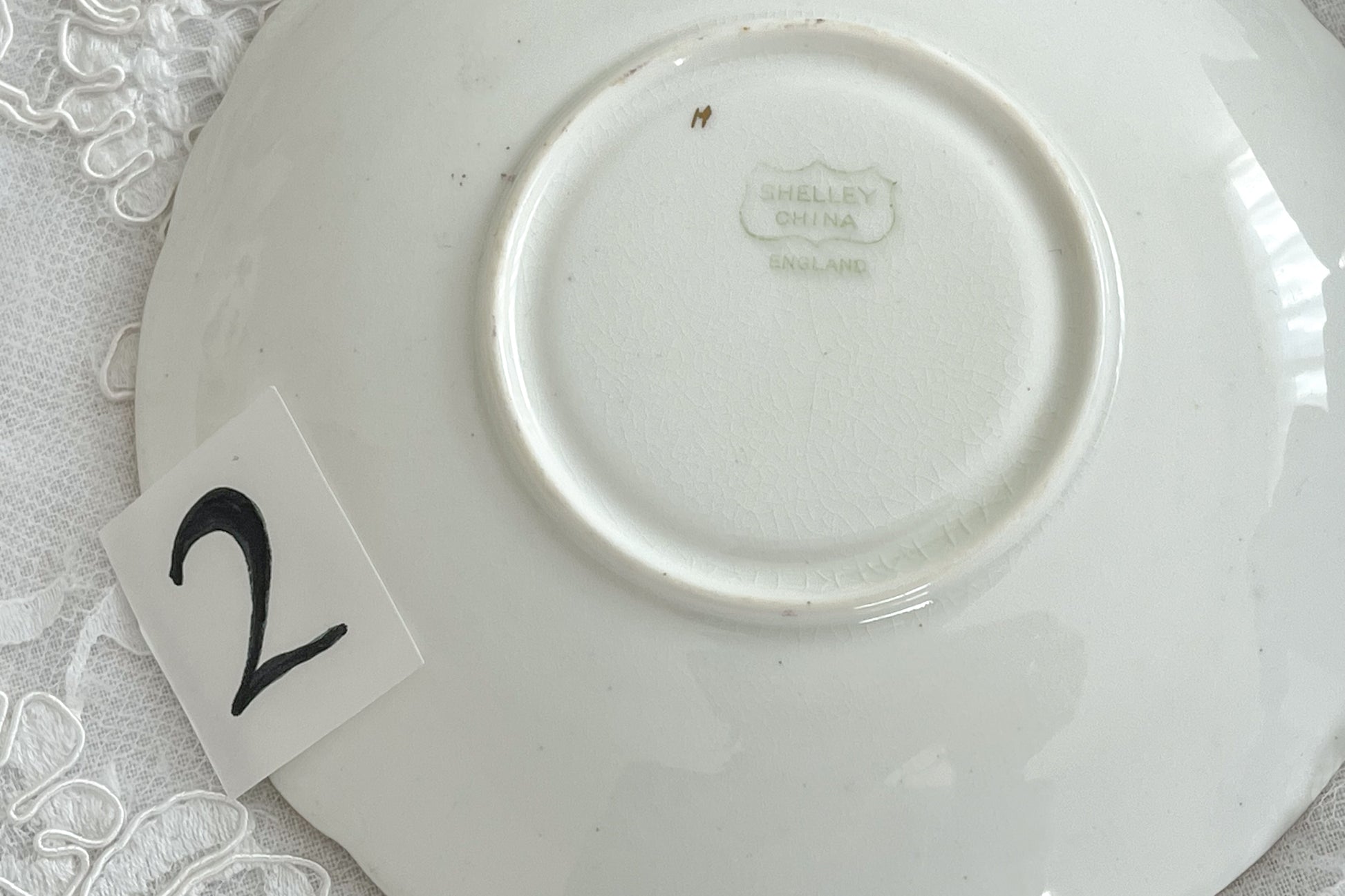 シェリーの美しいティートリオがやってきました。ハンドペイントで描かれたバラが大変華やかです。やはりハンドペイントは立体感があり美しいなと思います。ハンドルも凝った作りで細部まで美しい。春のティータイムのテーブルコーディネートに花を添えてくれますよ。イースターのコーディネートにもぜひ。